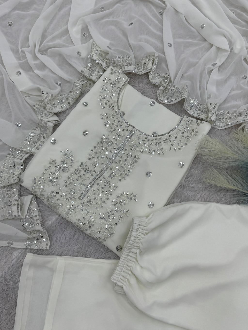 कढ़ाई और सीक्वेंस वर्क के साथ डिज़ाइनर टॉप-बॉटम और दुपट्टा