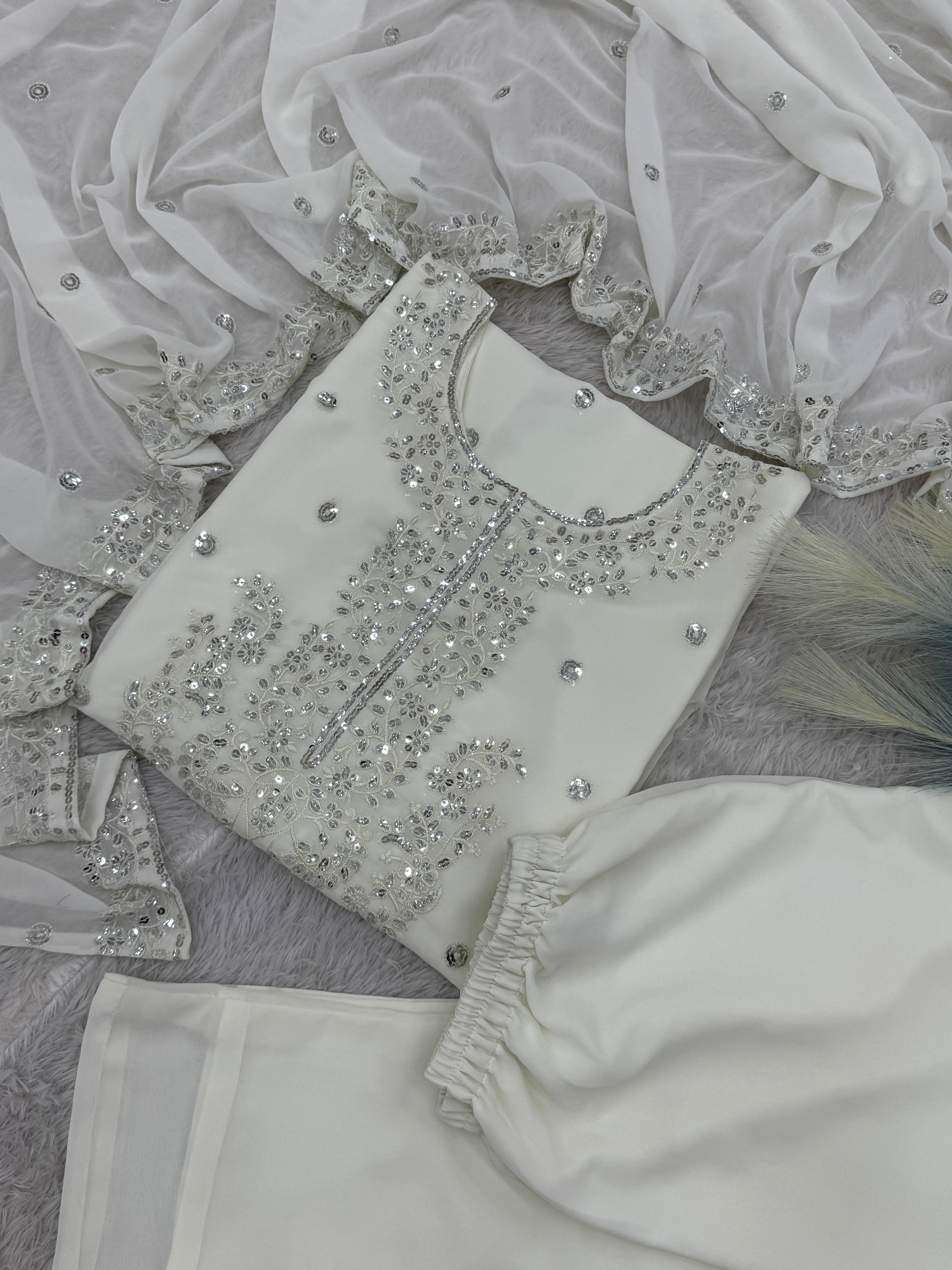 कढ़ाई और सीक्वेंस वर्क के साथ डिज़ाइनर टॉप-बॉटम और दुपट्टा