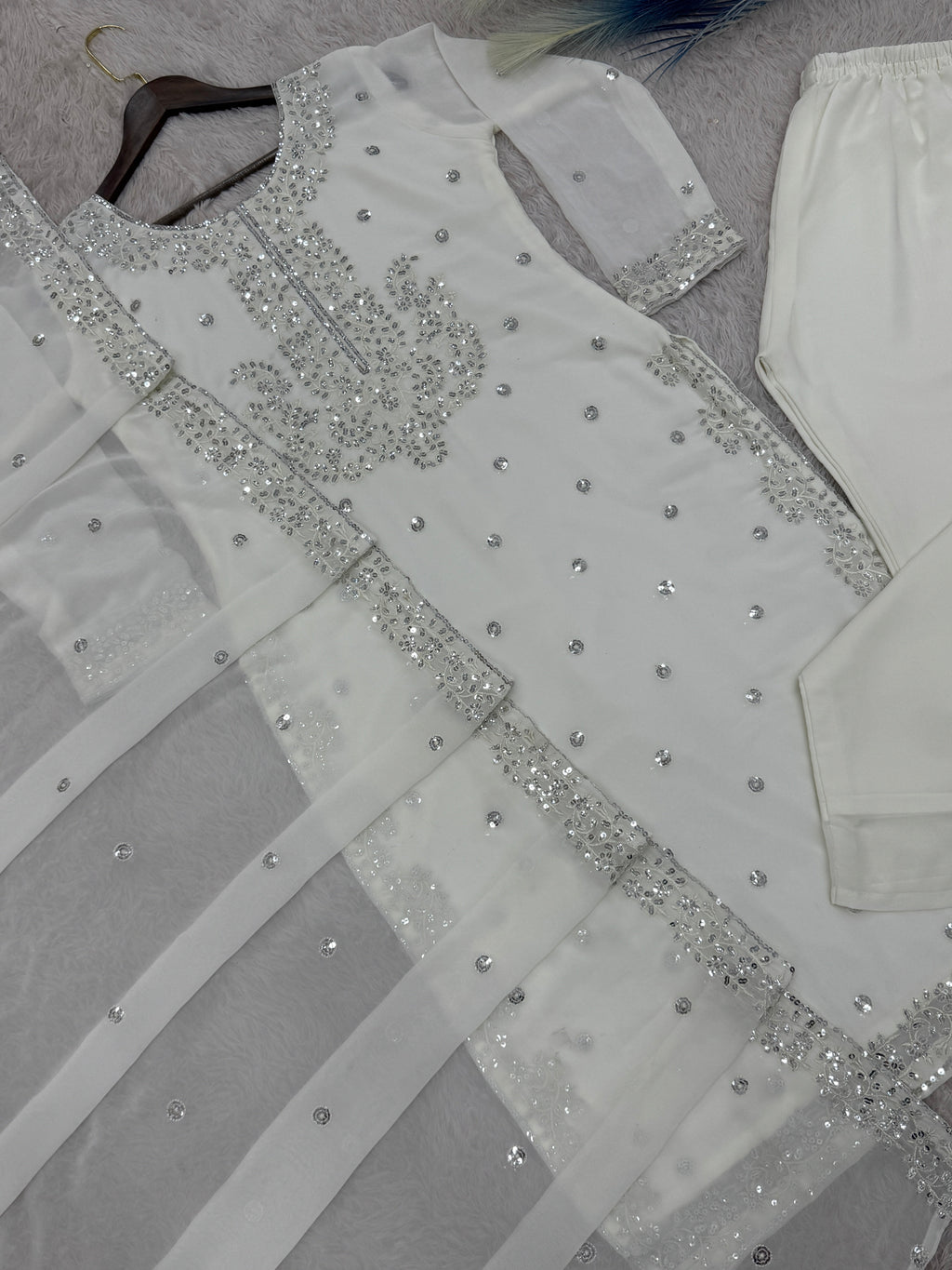 कढ़ाई और सीक्वेंस वर्क के साथ डिज़ाइनर टॉप-बॉटम और दुपट्टा