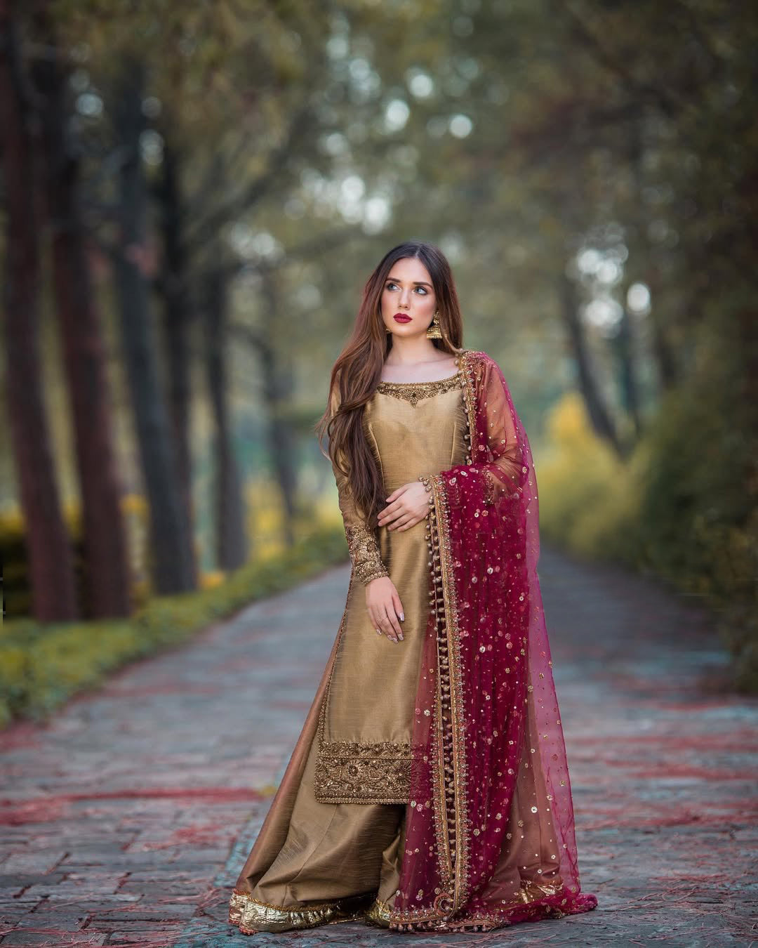 फैंसी टॉप - कढ़ाई और सेक्विन वर्क के साथ दुपट्टे के साथ प्लाज़ो