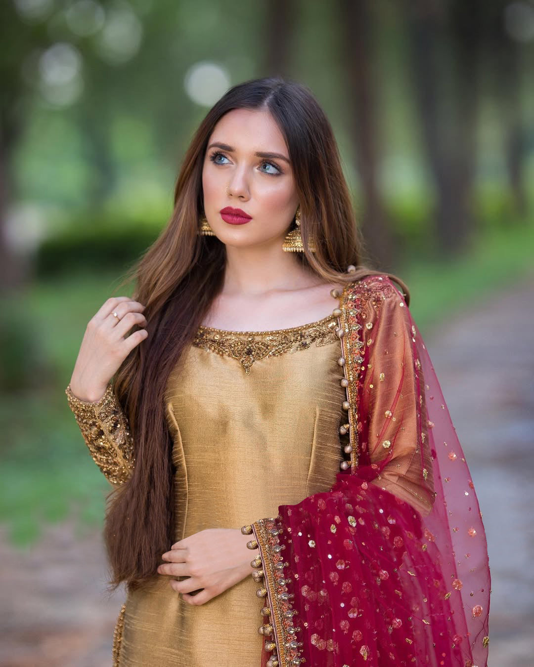 फैंसी टॉप - कढ़ाई और सेक्विन वर्क के साथ दुपट्टे के साथ प्लाज़ो