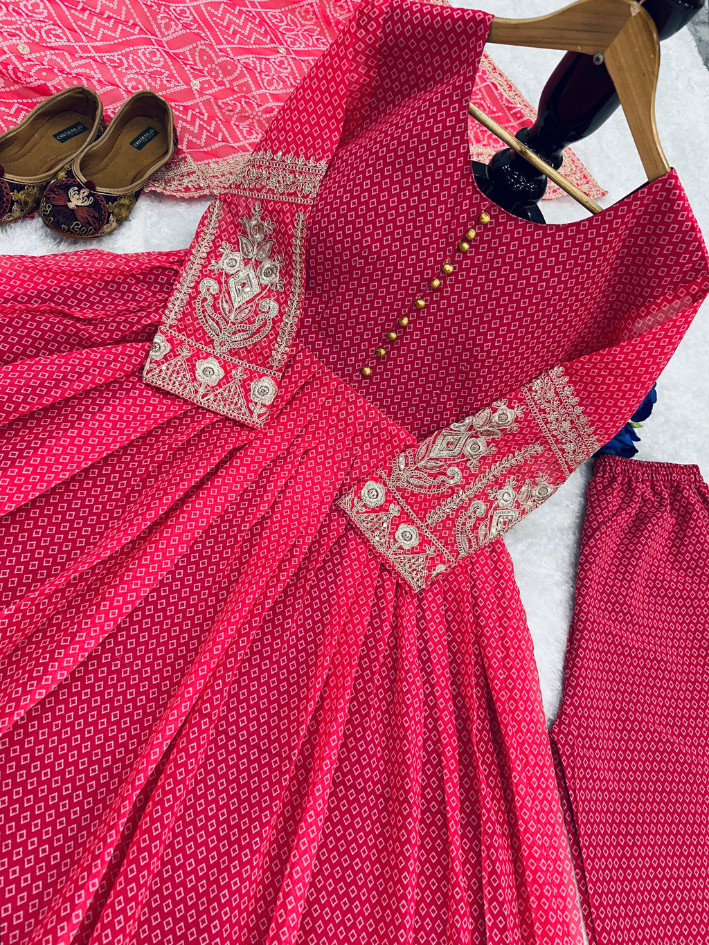 डिज़ाइनर पार्टी वियर लुक गाउन पेंट और दुपट्टे के साथ