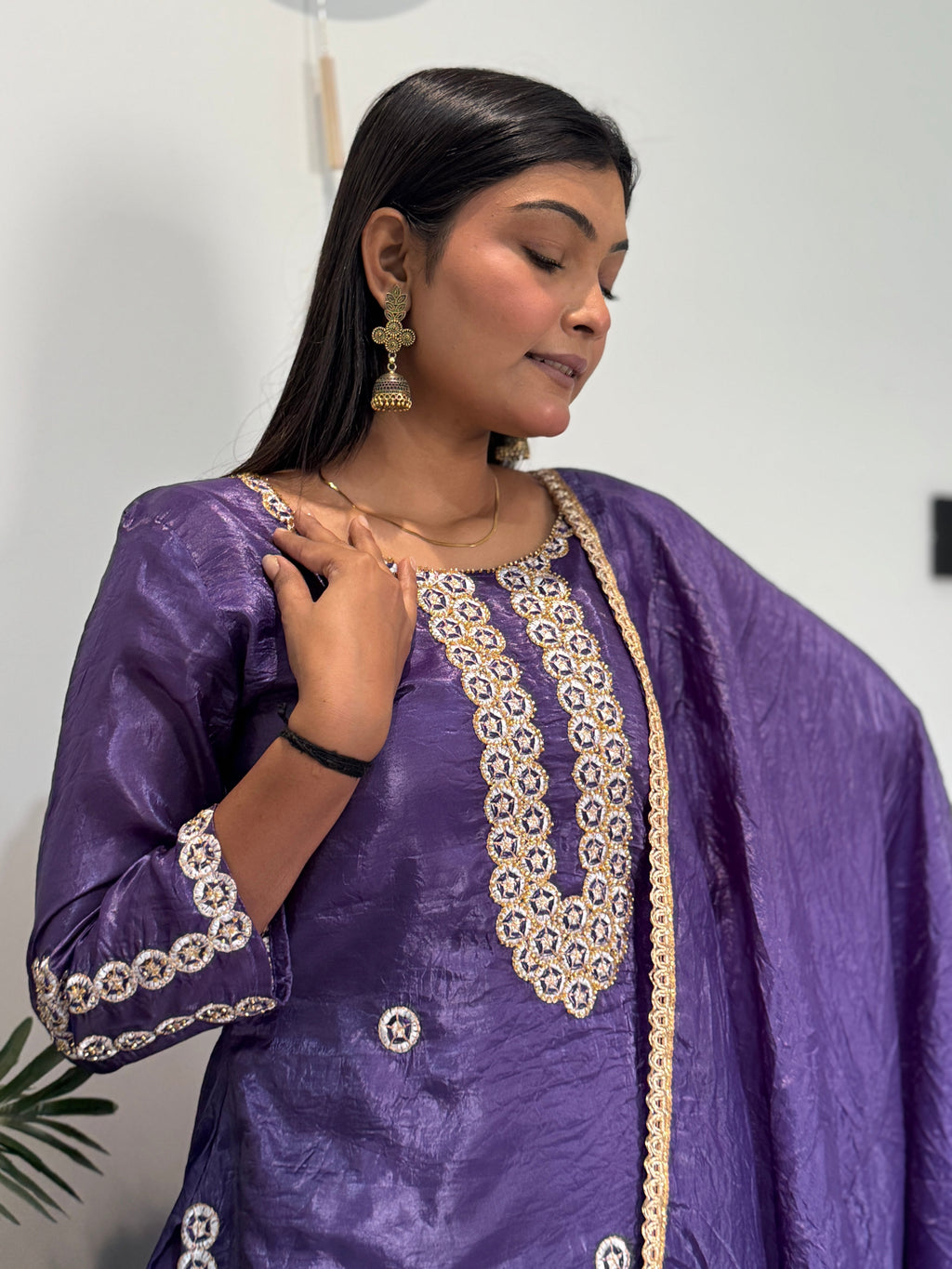 पार्टी वियर लुक: दुपट्टे के साथ टॉप और बॉटम में खूबसूरत दिखें