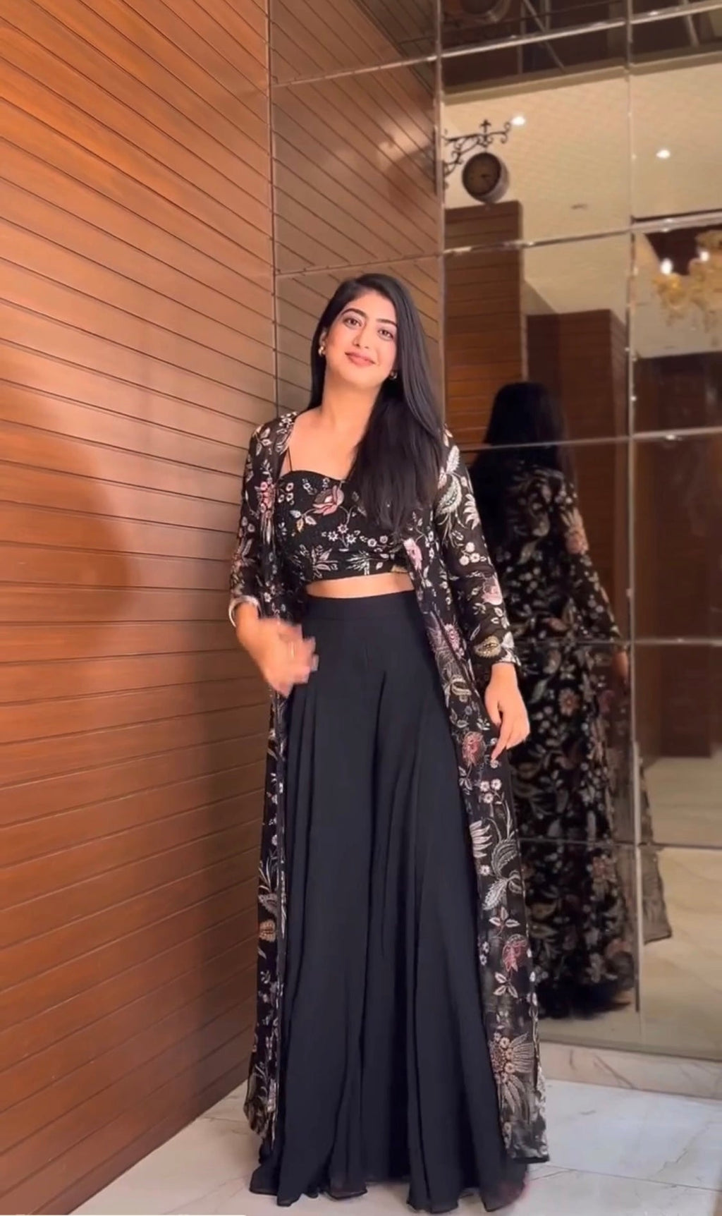 पार्टी वियर फैंसी श्रग चोली और कोटी सीक्वेंस वर्क के साथ