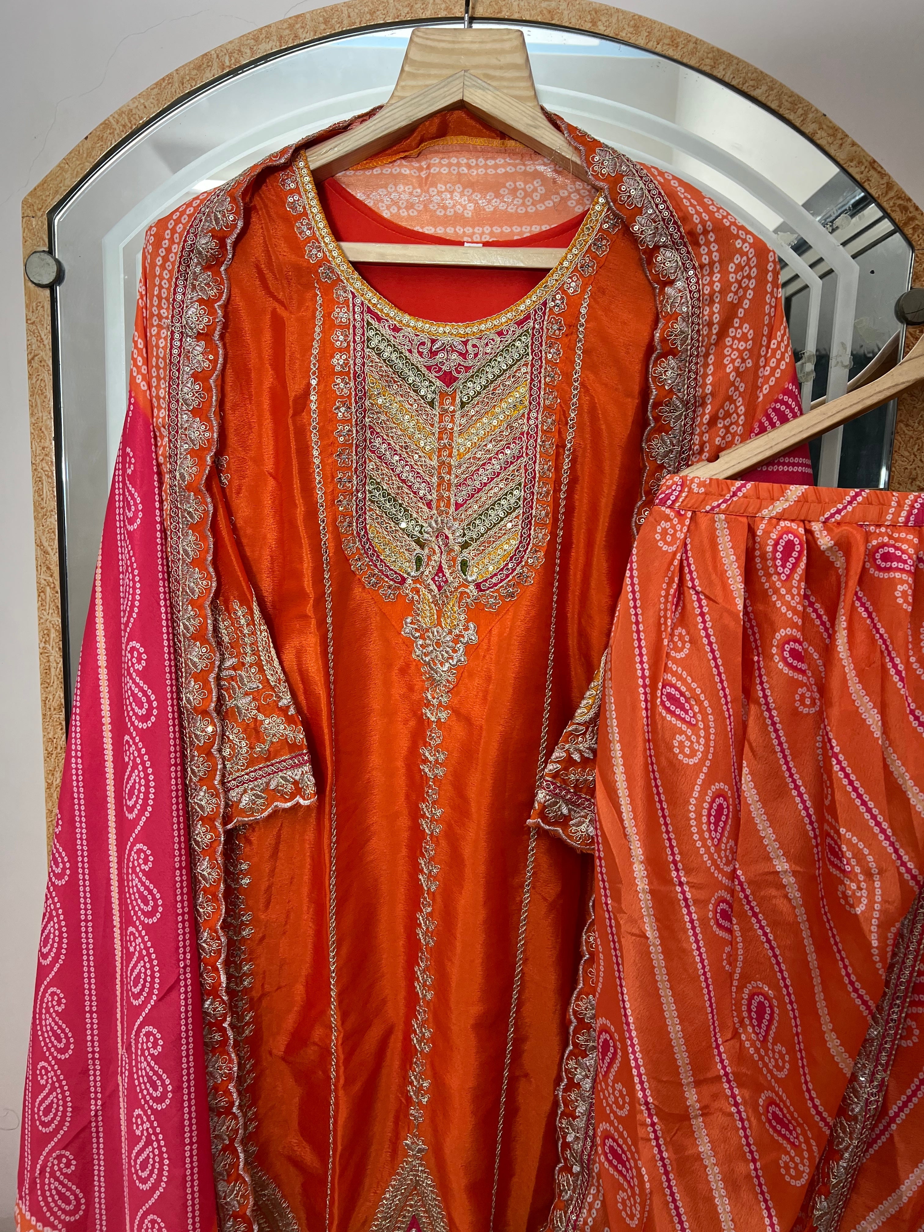 कढ़ाई के काम के साथ पार्टी वियर डिज़ाइनर सूट सेट