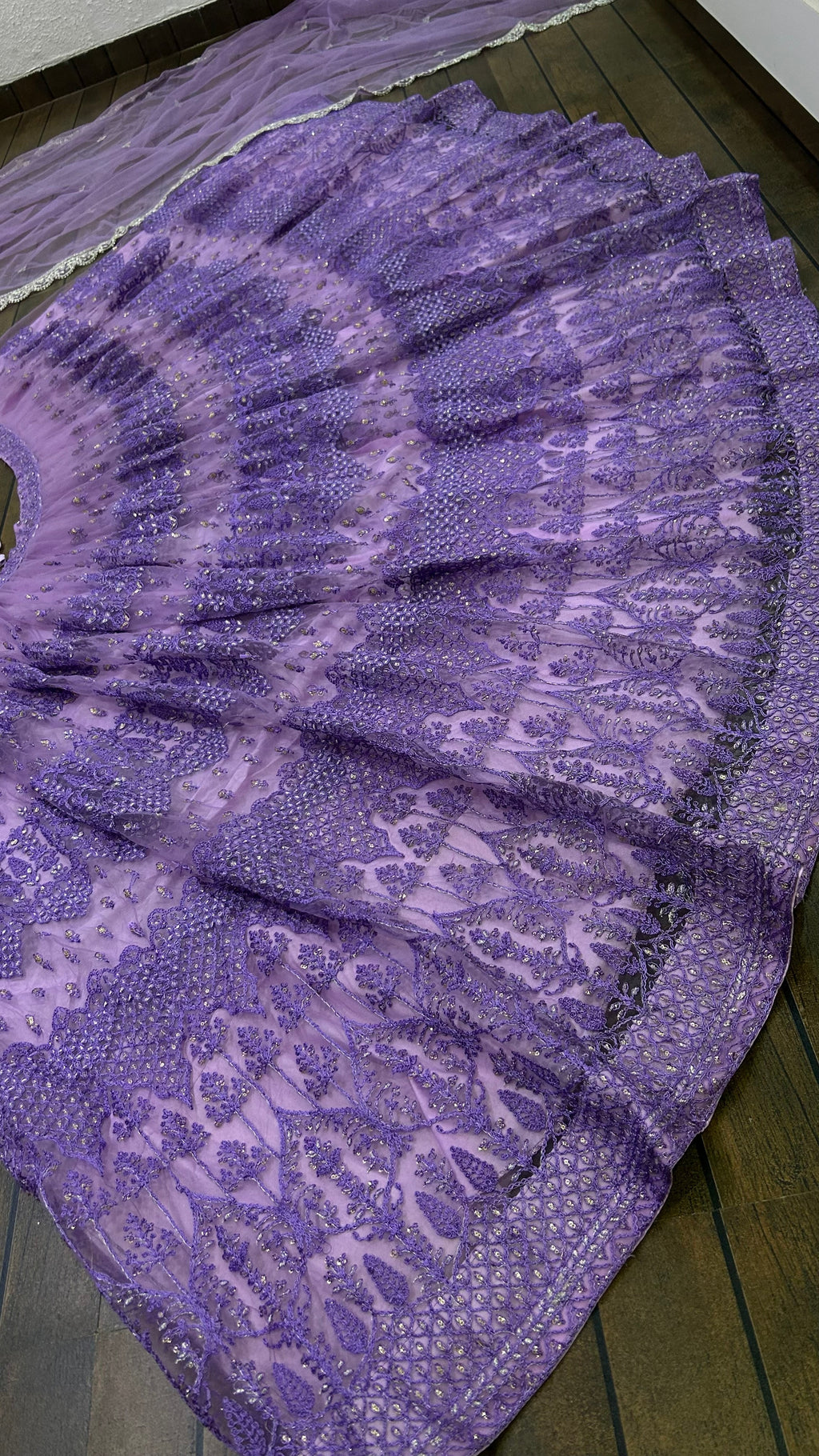 सीक्वेंस वर्क के साथ डिज़ाइनर पार्टी वियर लहंगा चोली