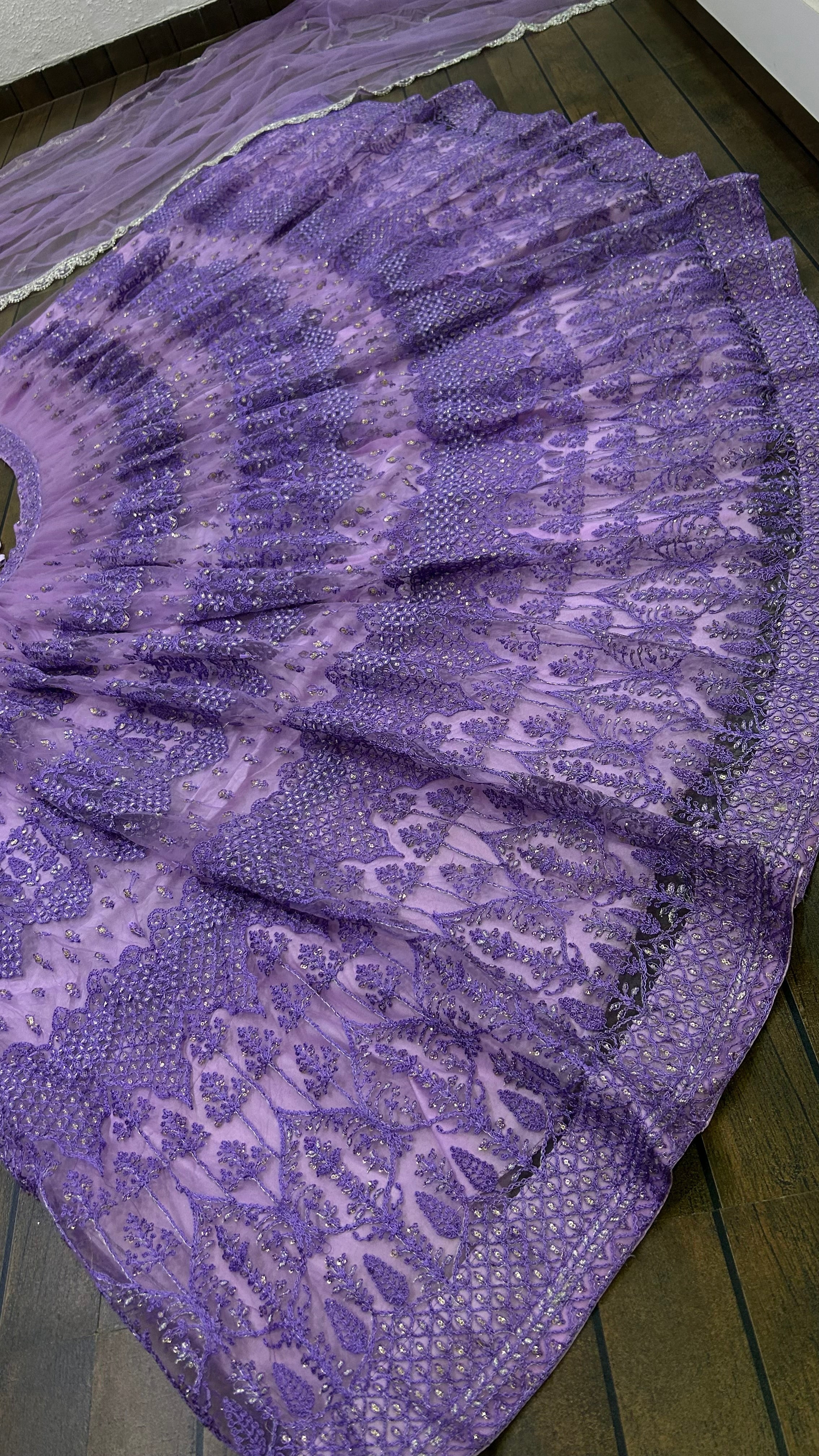 सीक्वेंस वर्क के साथ डिज़ाइनर पार्टी वियर लहंगा चोली