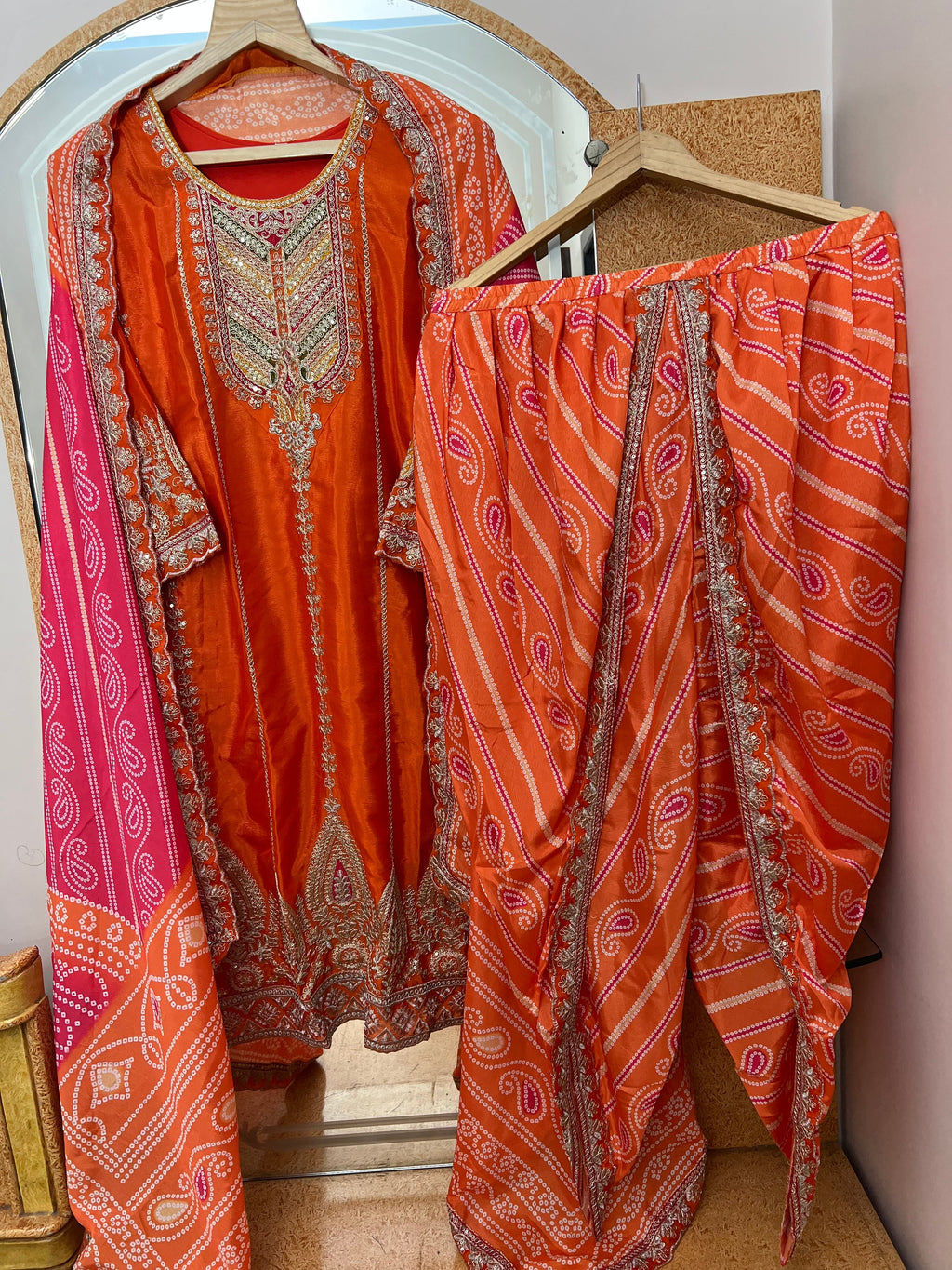 कढ़ाई के काम के साथ पार्टी वियर डिज़ाइनर सूट सेट