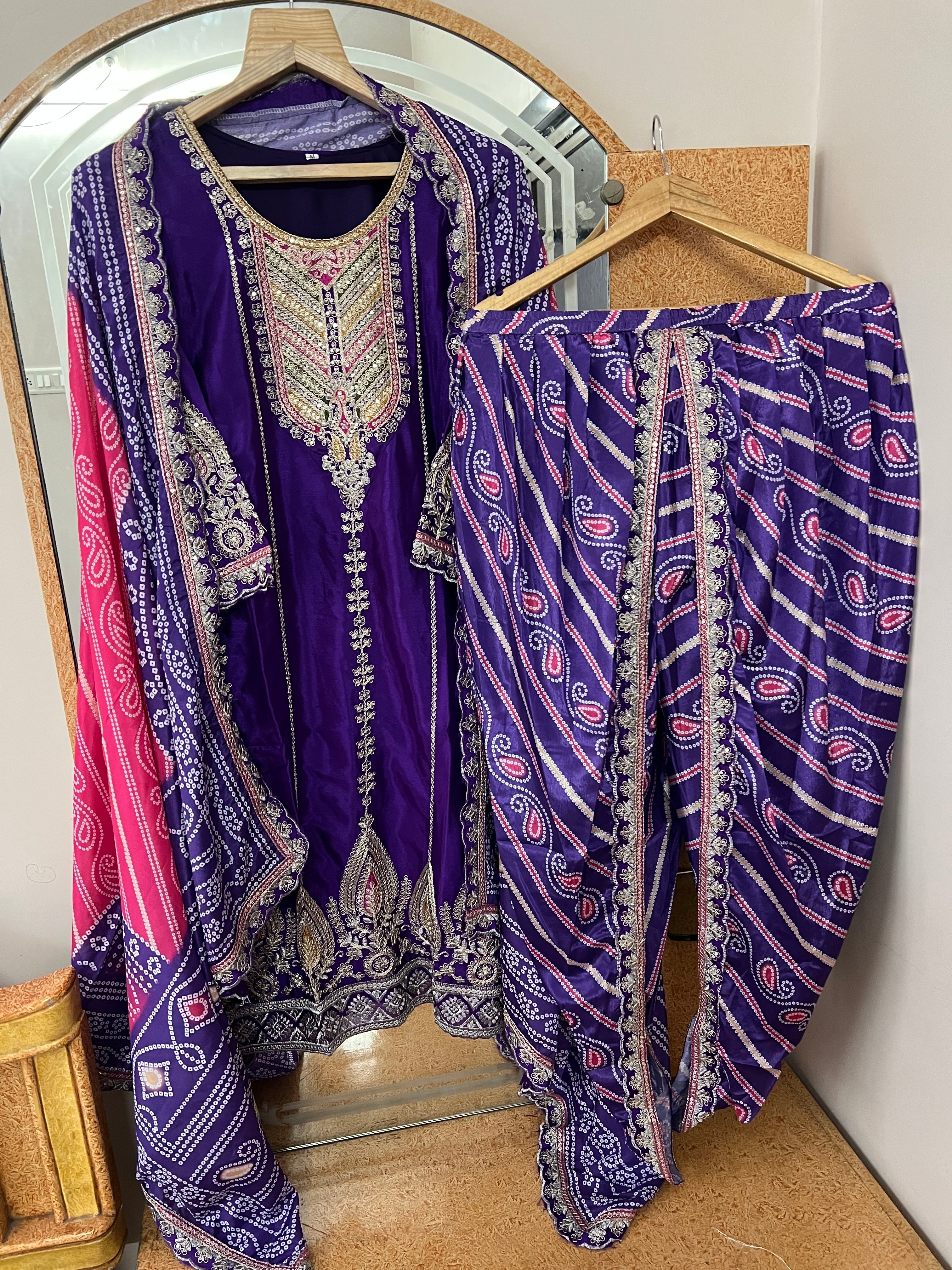 कढ़ाई के काम के साथ पार्टी वियर डिज़ाइनर सूट सेट