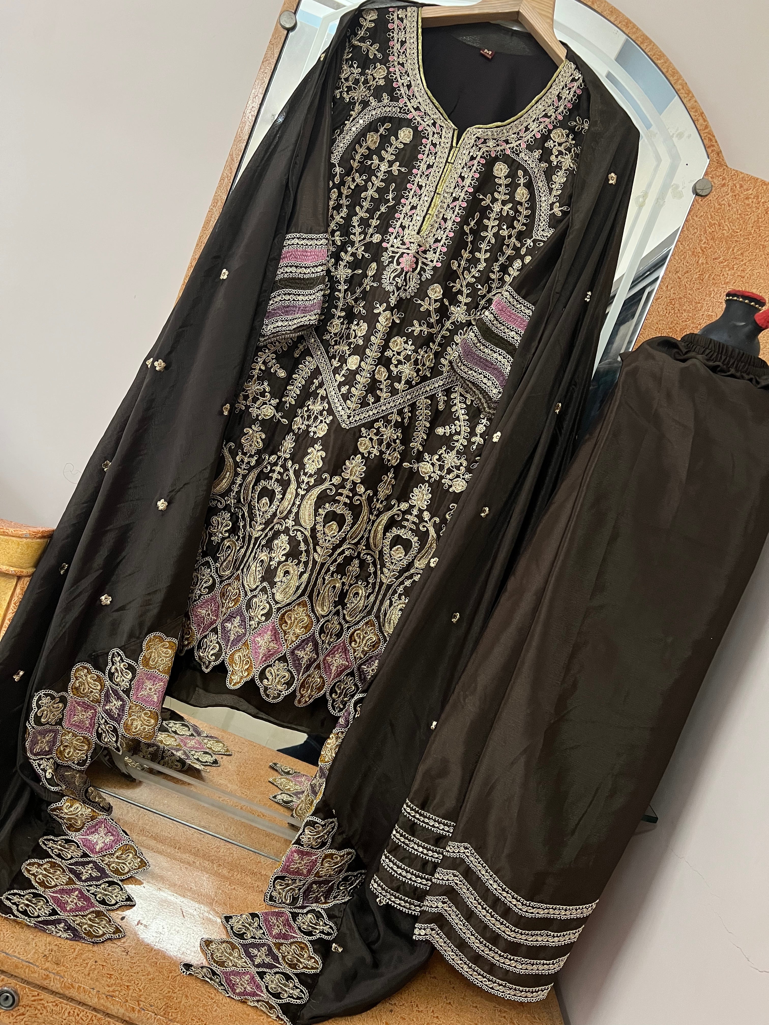 पार्टी वियर खूबसूरत टॉप-बॉटम और कढ़ाई वर्क वाला दुपट्टा