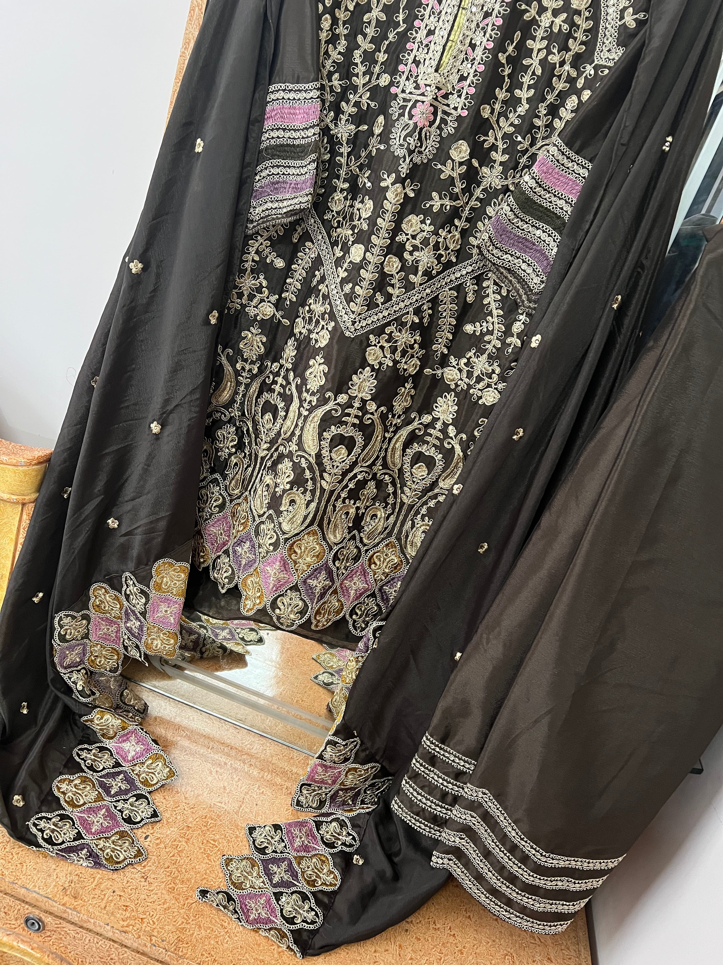 पार्टी वियर खूबसूरत टॉप-बॉटम और कढ़ाई वर्क वाला दुपट्टा