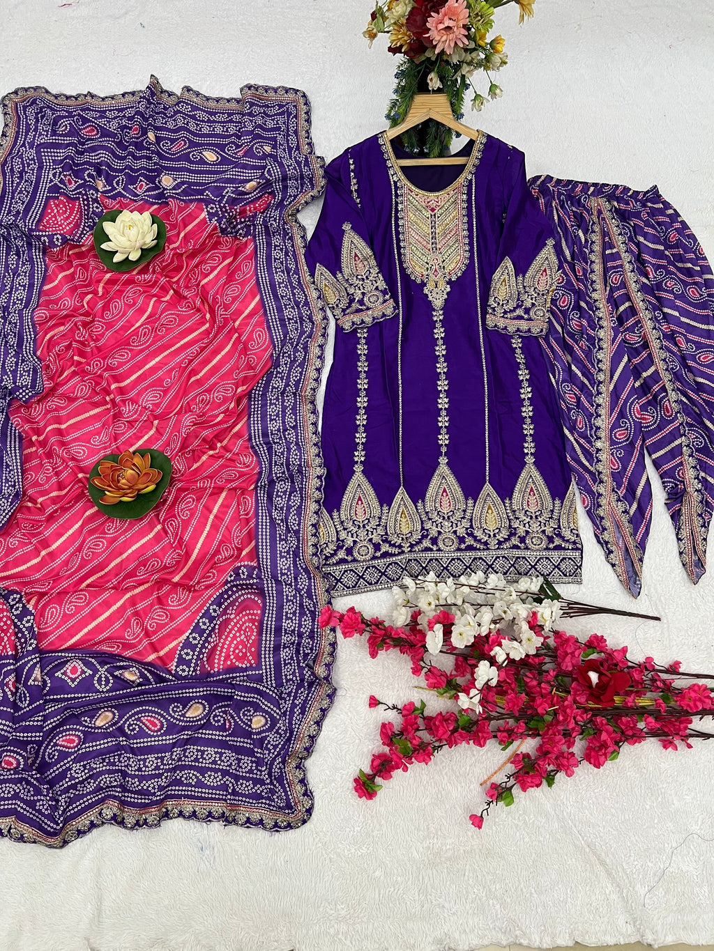 कढ़ाई के काम के साथ पार्टी वियर डिज़ाइनर सूट सेट