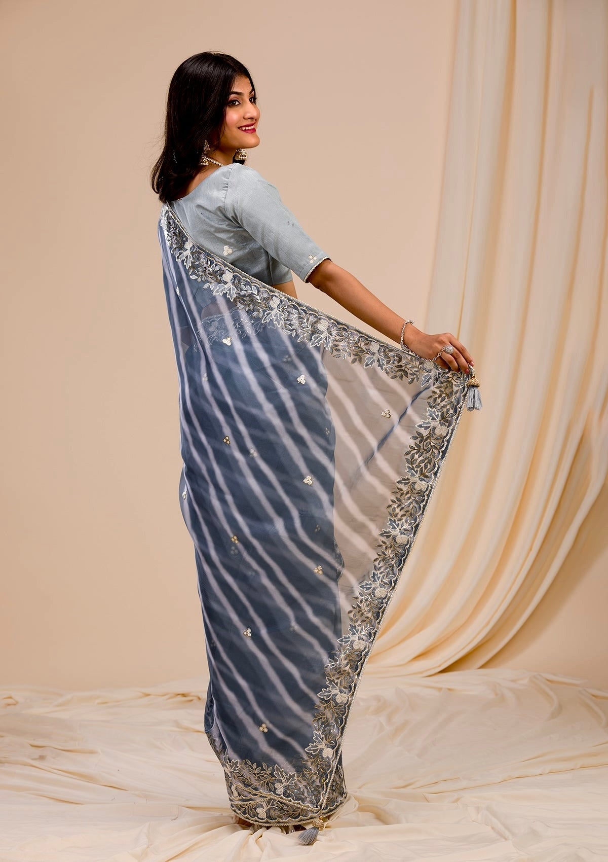 डिजिटल प्रिंट और कढ़ाई के काम वाली डिज़ाइनर साड़ी