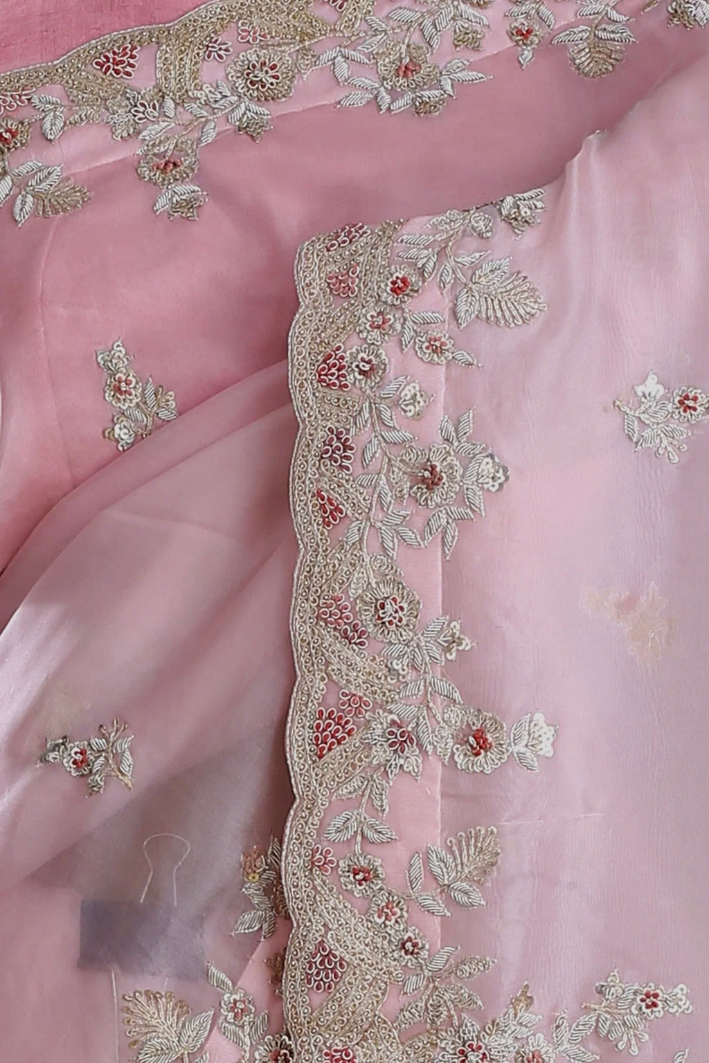 कढ़ाई, मल्टी थ्रेड्स, कोडिंग और सेक्विन वर्क वाली डिज़ाइनर साड़ी