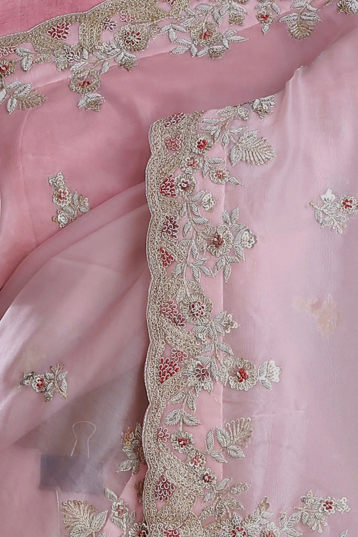 कढ़ाई, मल्टी थ्रेड्स, कोडिंग और सेक्विन वर्क वाली डिज़ाइनर साड़ी