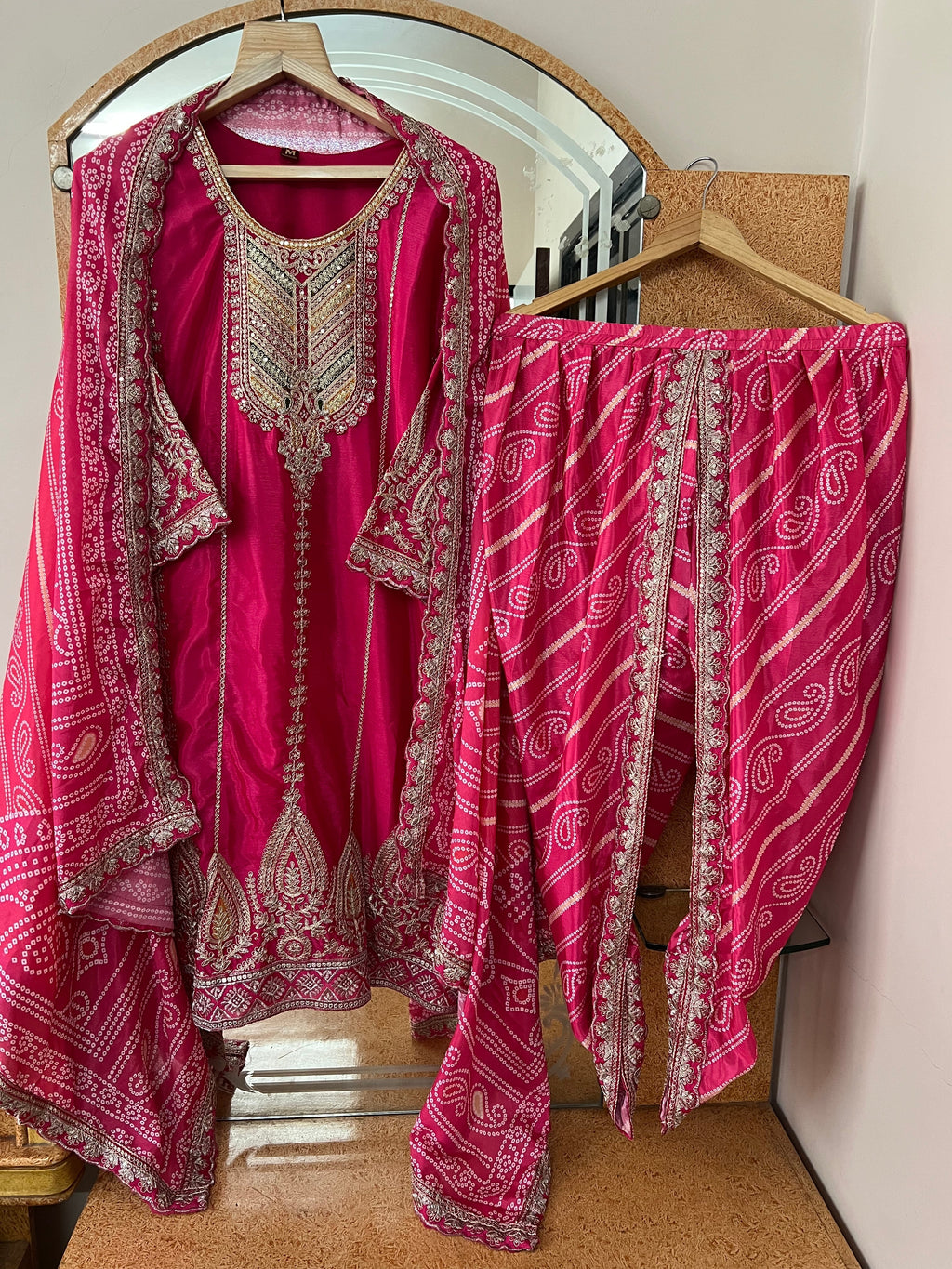 कढ़ाई के काम के साथ पार्टी वियर डिज़ाइनर सूट सेट