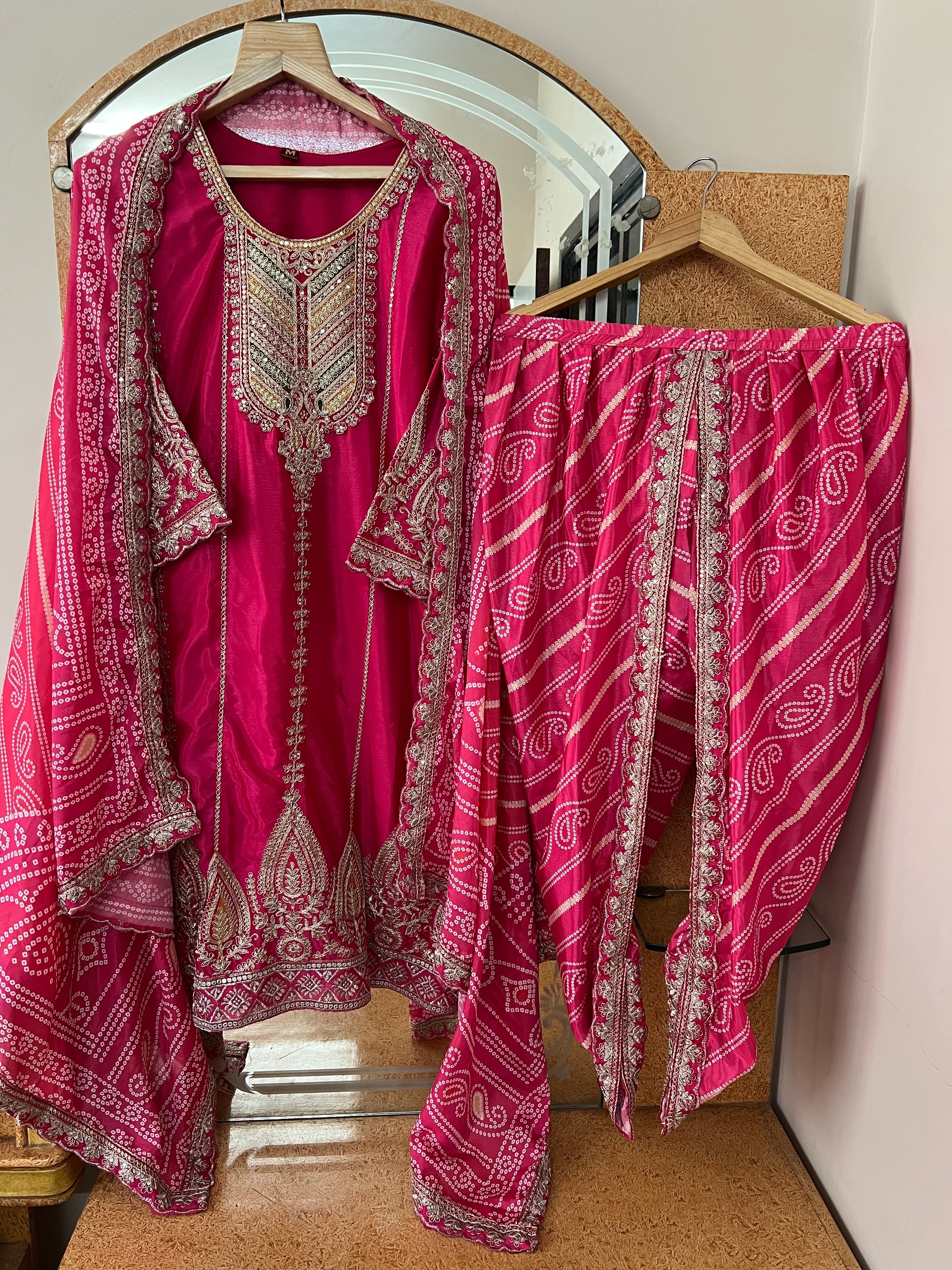 कढ़ाई के काम के साथ पार्टी वियर डिज़ाइनर सूट सेट