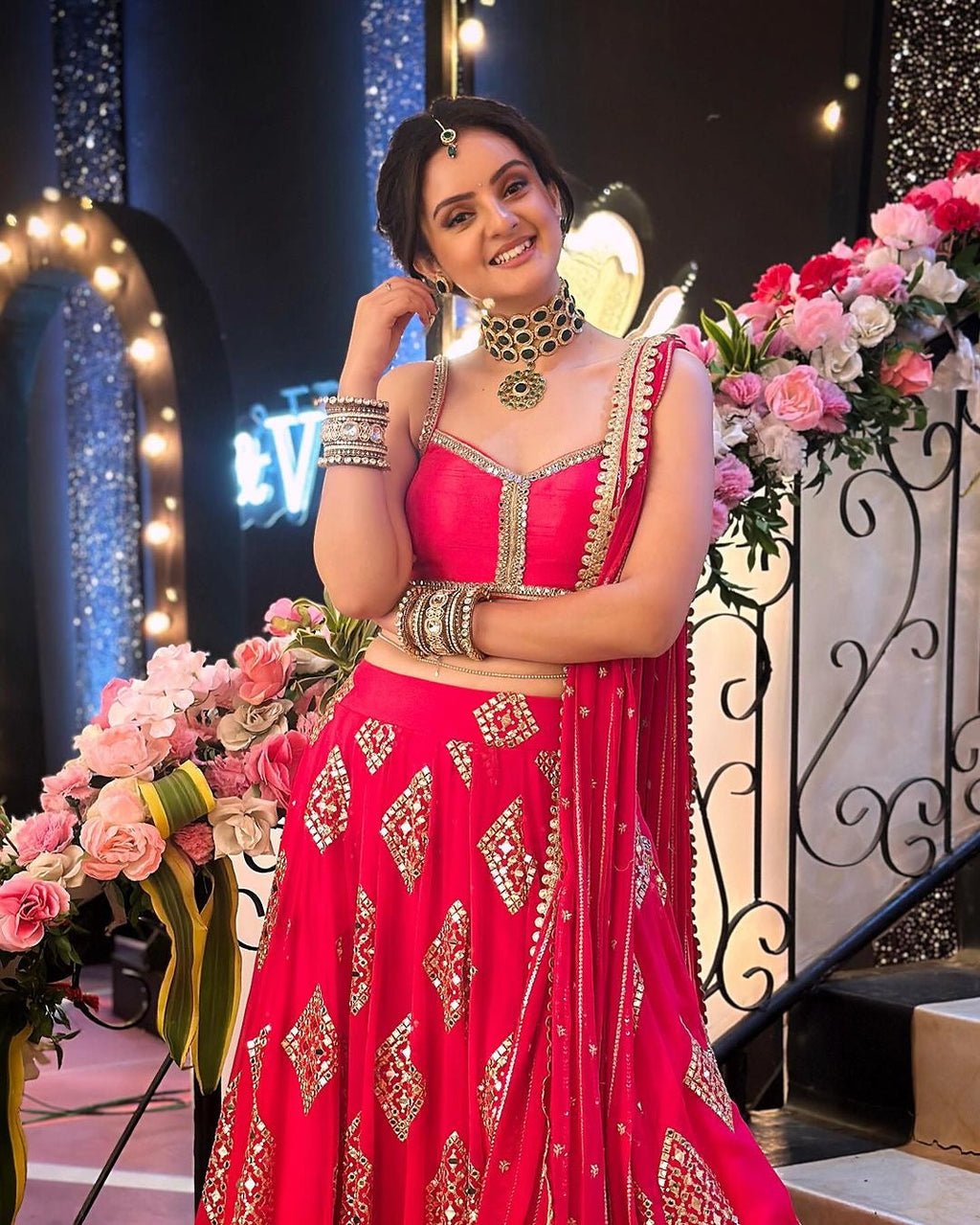 खूबसूरत कढ़ाई के साथ पार्टी वियर डिज़ाइनर लहंगा चोली