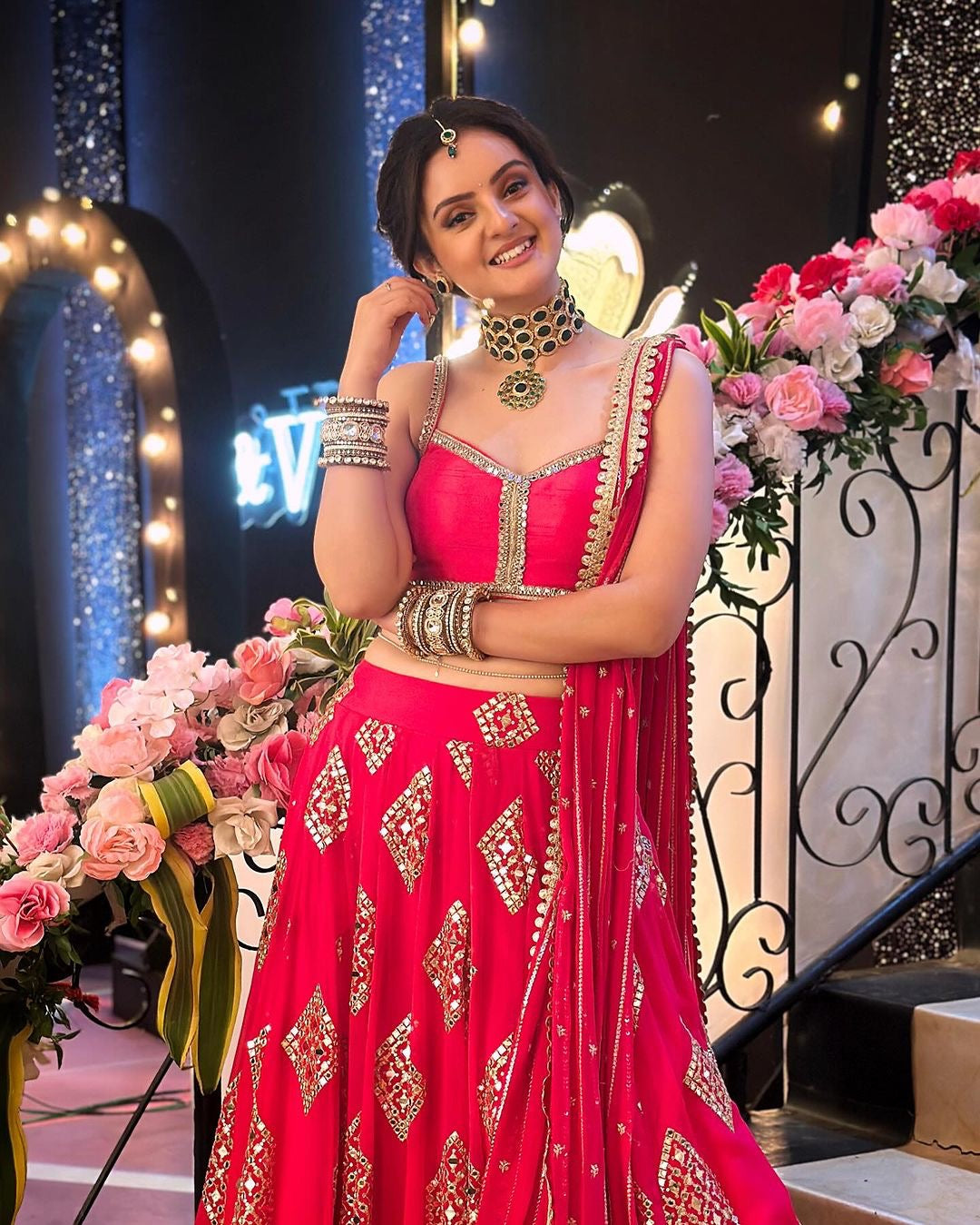 खूबसूरत कढ़ाई के साथ पार्टी वियर डिज़ाइनर लहंगा चोली