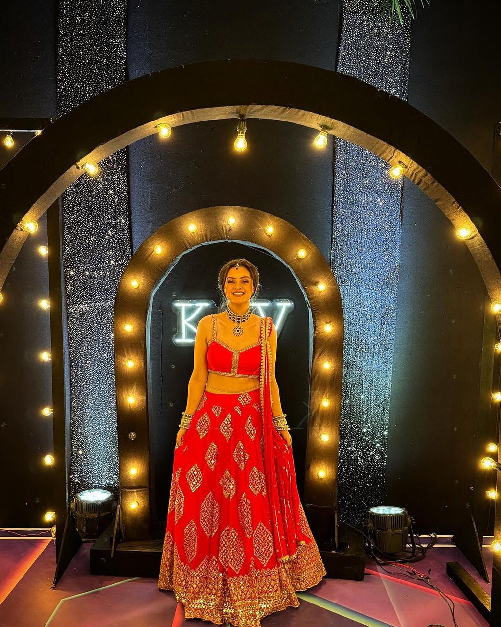 खूबसूरत कढ़ाई के साथ पार्टी वियर डिज़ाइनर लहंगा चोली