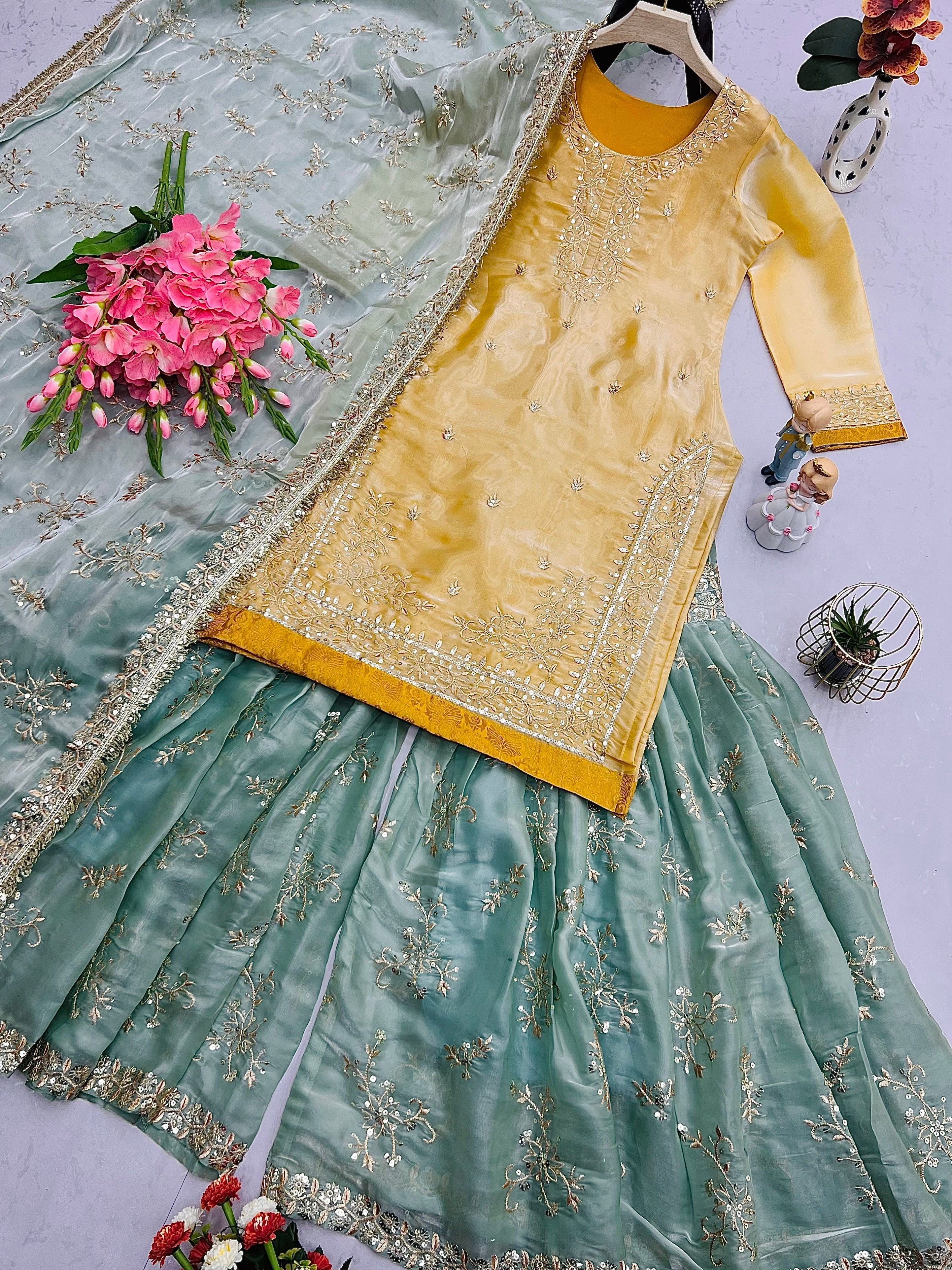 कढ़ाई सेक्विन वर्क के साथ पार्टी वियर सूट सेट