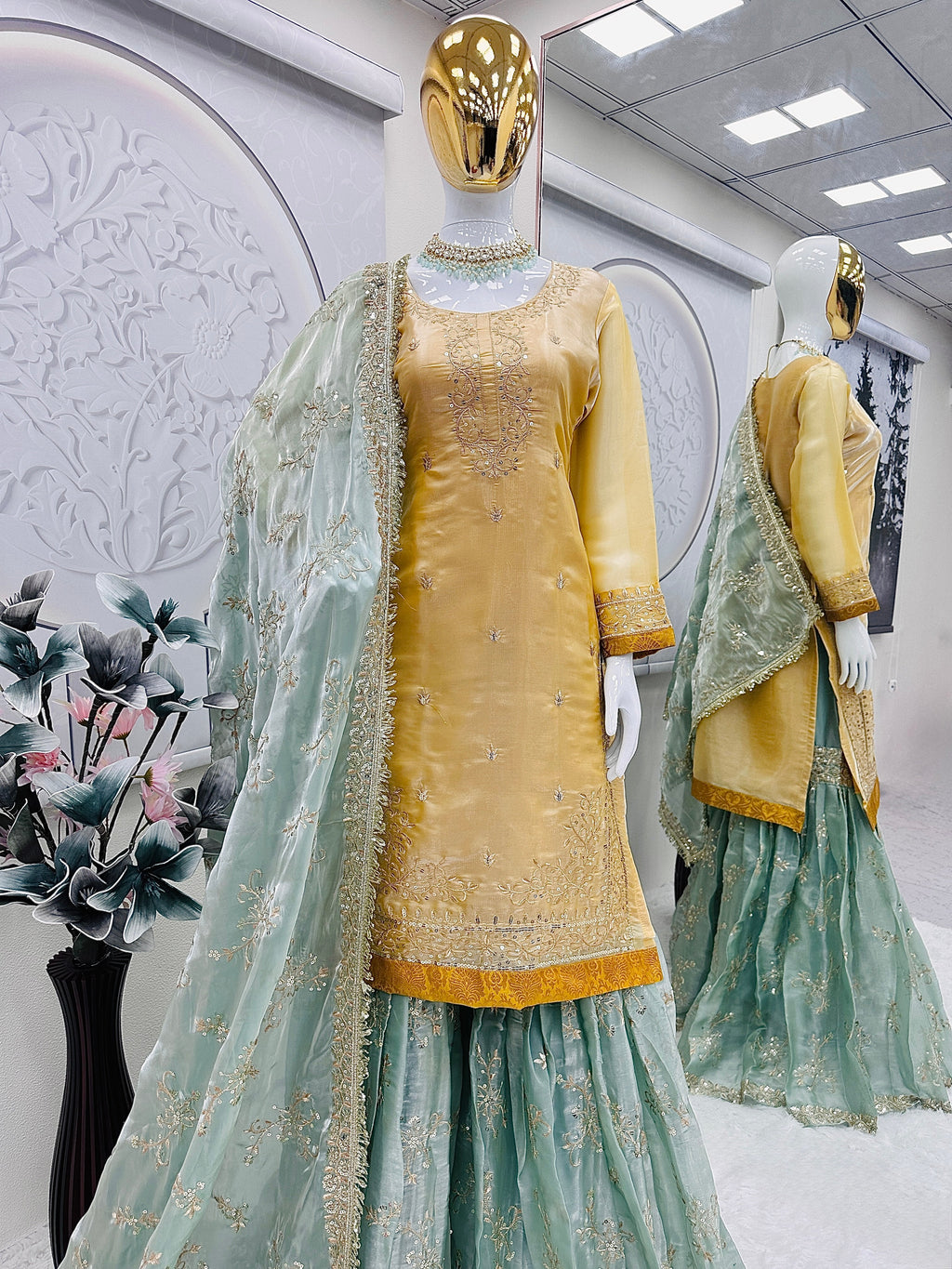 कढ़ाई सेक्विन वर्क के साथ पार्टी वियर सूट सेट