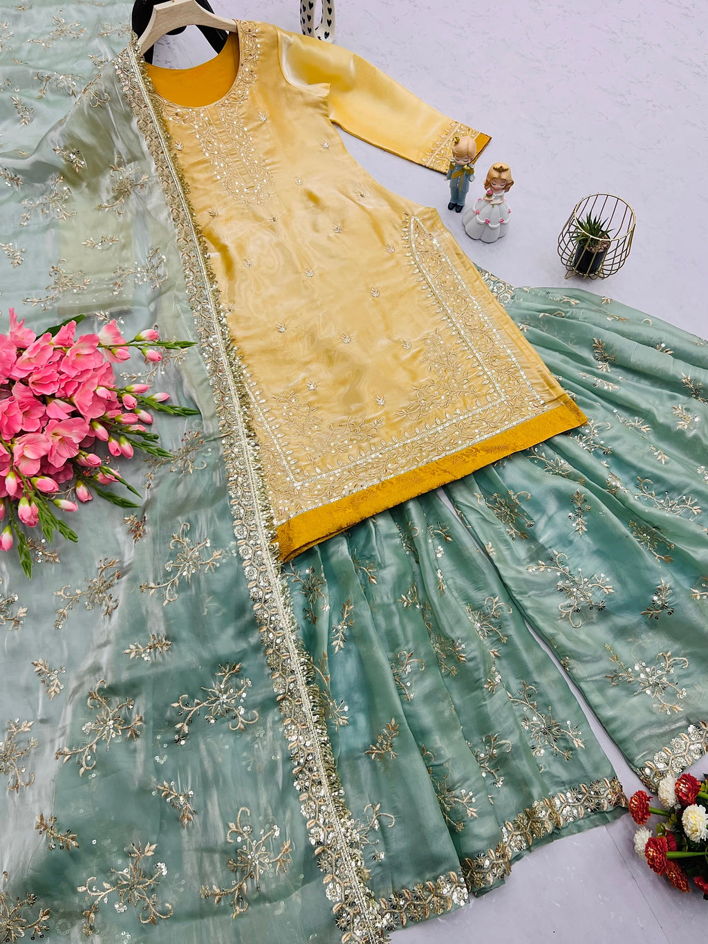 कढ़ाई सेक्विन वर्क के साथ पार्टी वियर सूट सेट
