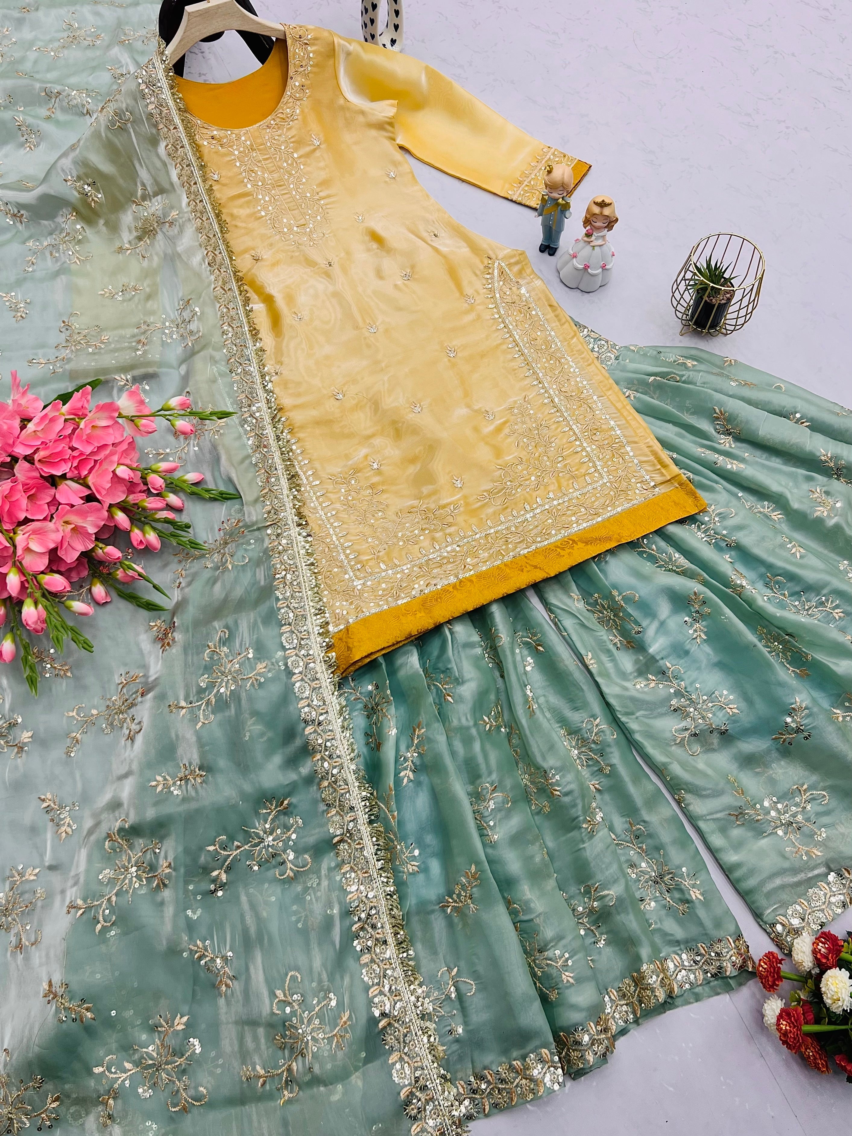 कढ़ाई सेक्विन वर्क के साथ पार्टी वियर सूट सेट