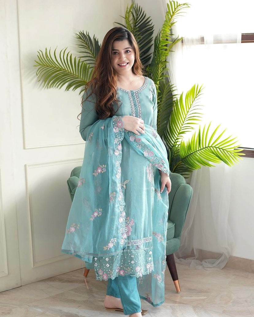 कढ़ाई धागे और सेक्विन वर्क के साथ डिज़ाइनर पार्टी वियर सूट सेट