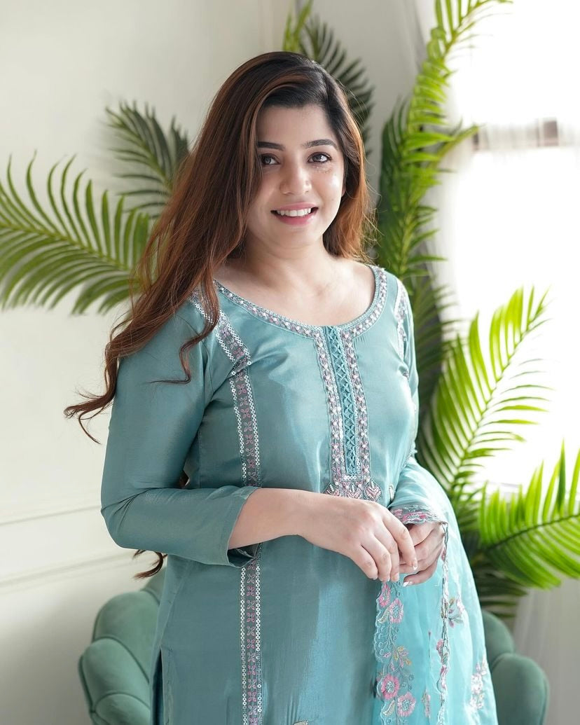 कढ़ाई धागे और सेक्विन वर्क के साथ डिज़ाइनर पार्टी वियर सूट सेट