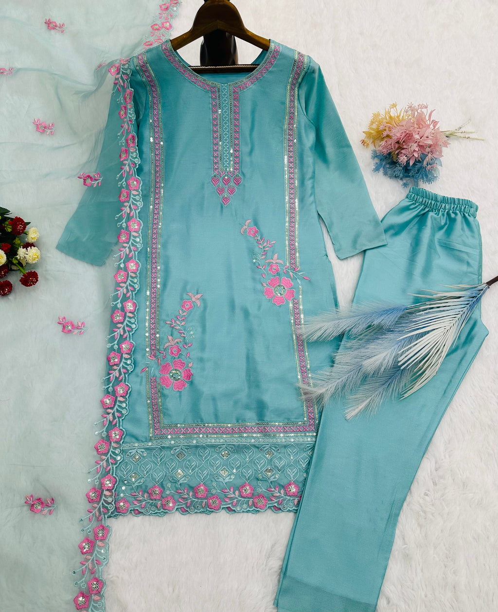 कढ़ाई धागे और सेक्विन वर्क के साथ डिज़ाइनर पार्टी वियर सूट सेट