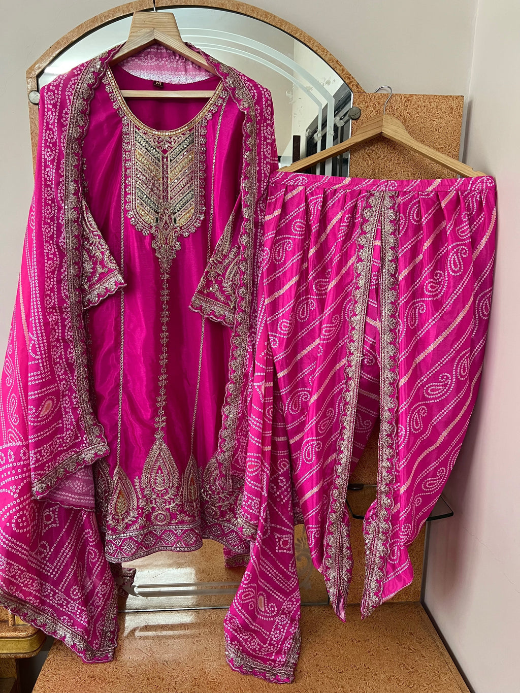 कढ़ाई के काम के साथ पार्टी वियर डिज़ाइनर सूट सेट