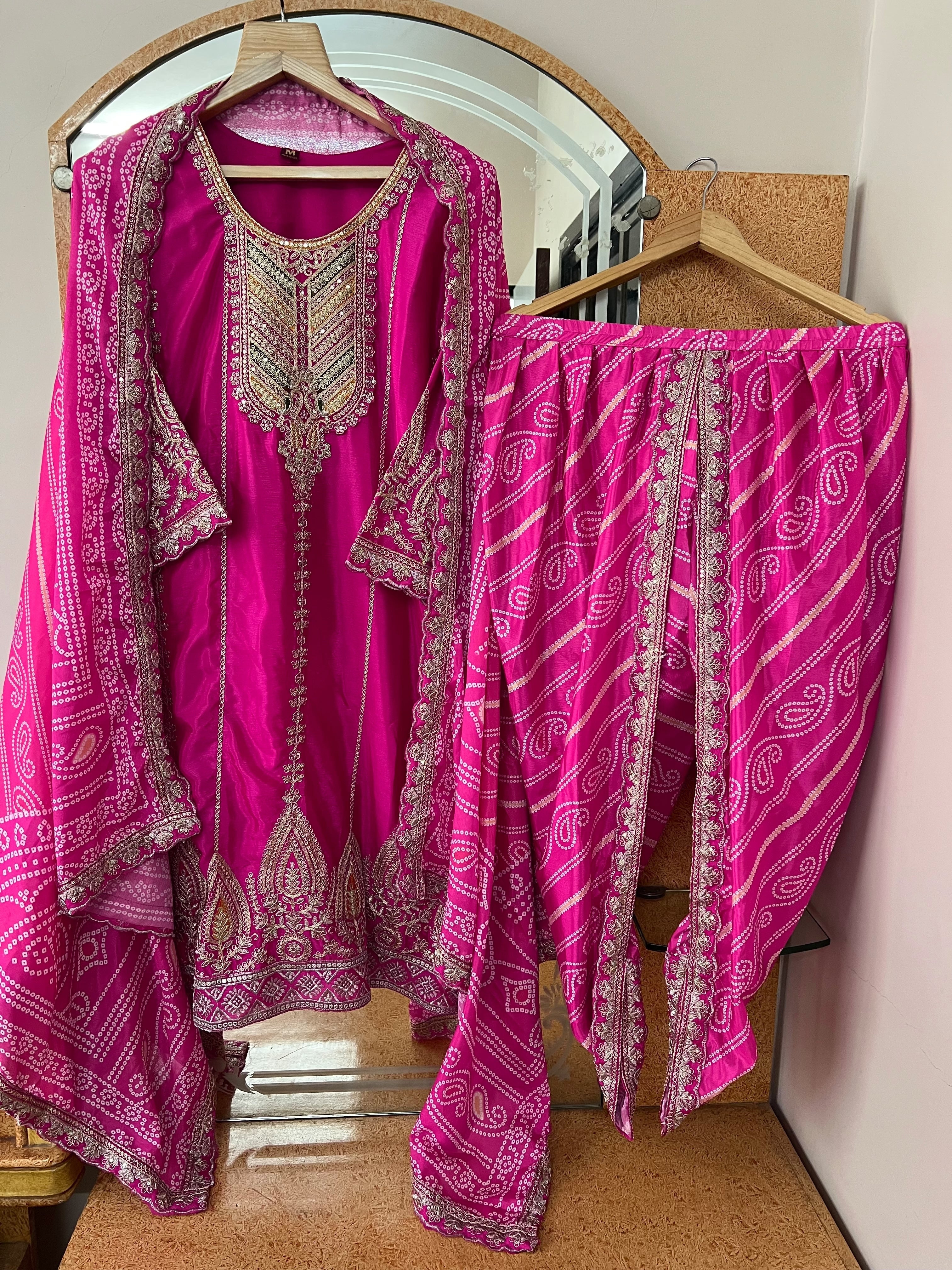 कढ़ाई के काम के साथ पार्टी वियर डिज़ाइनर सूट सेट