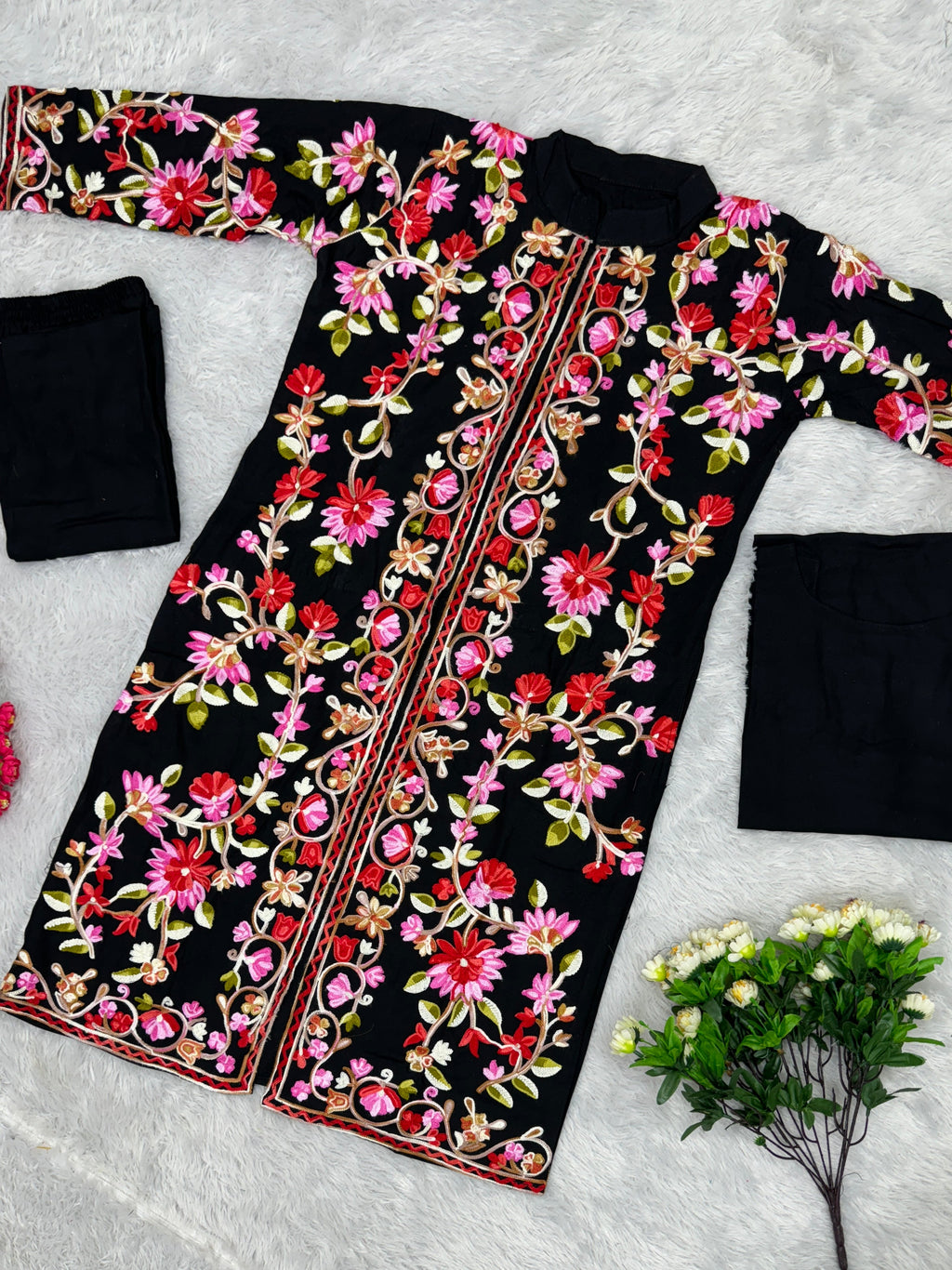 कश्मीरी कढ़ाई के साथ डिज़ाइनर सूट सेट