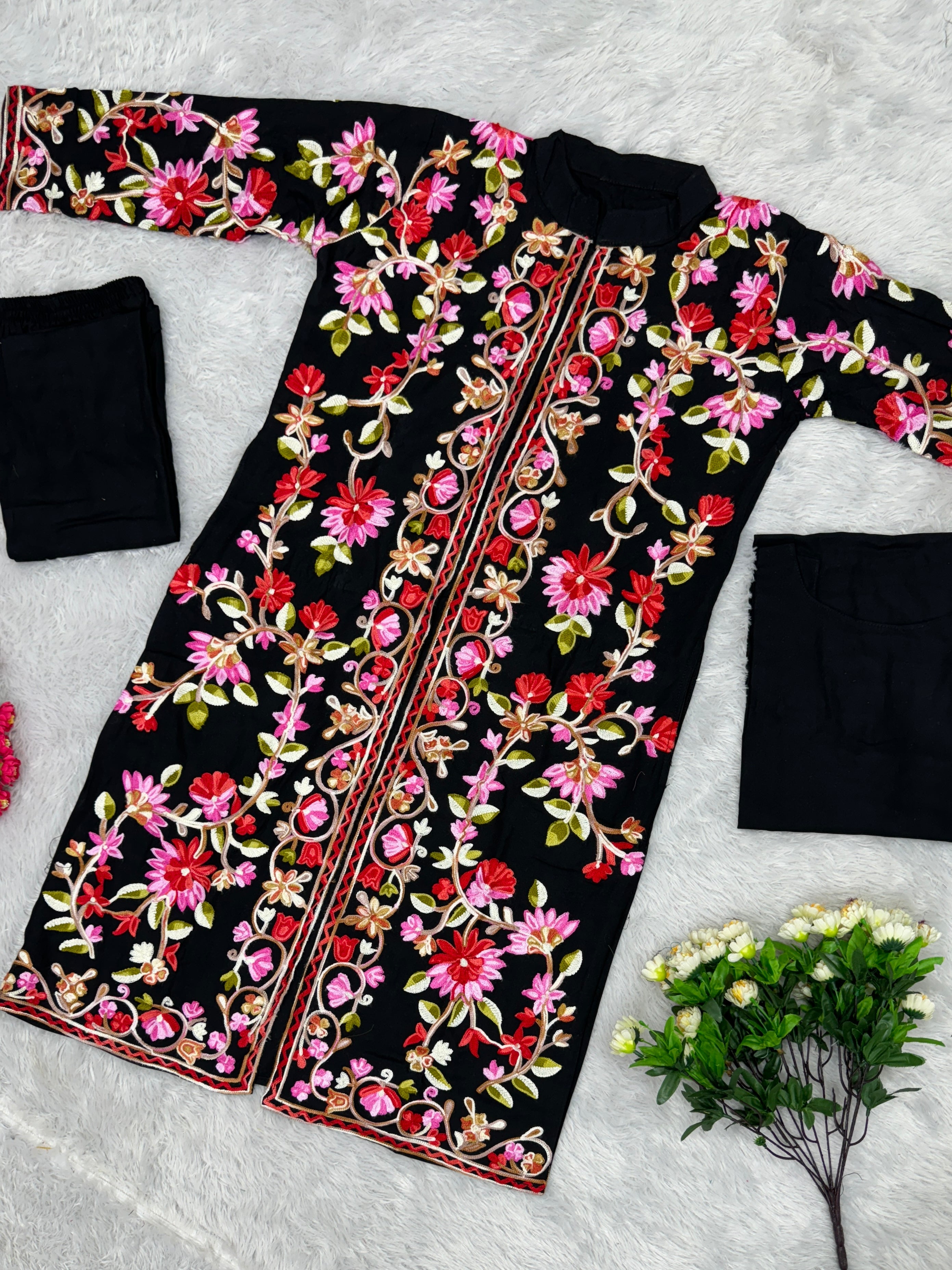 कश्मीरी कढ़ाई के साथ डिज़ाइनर सूट सेट