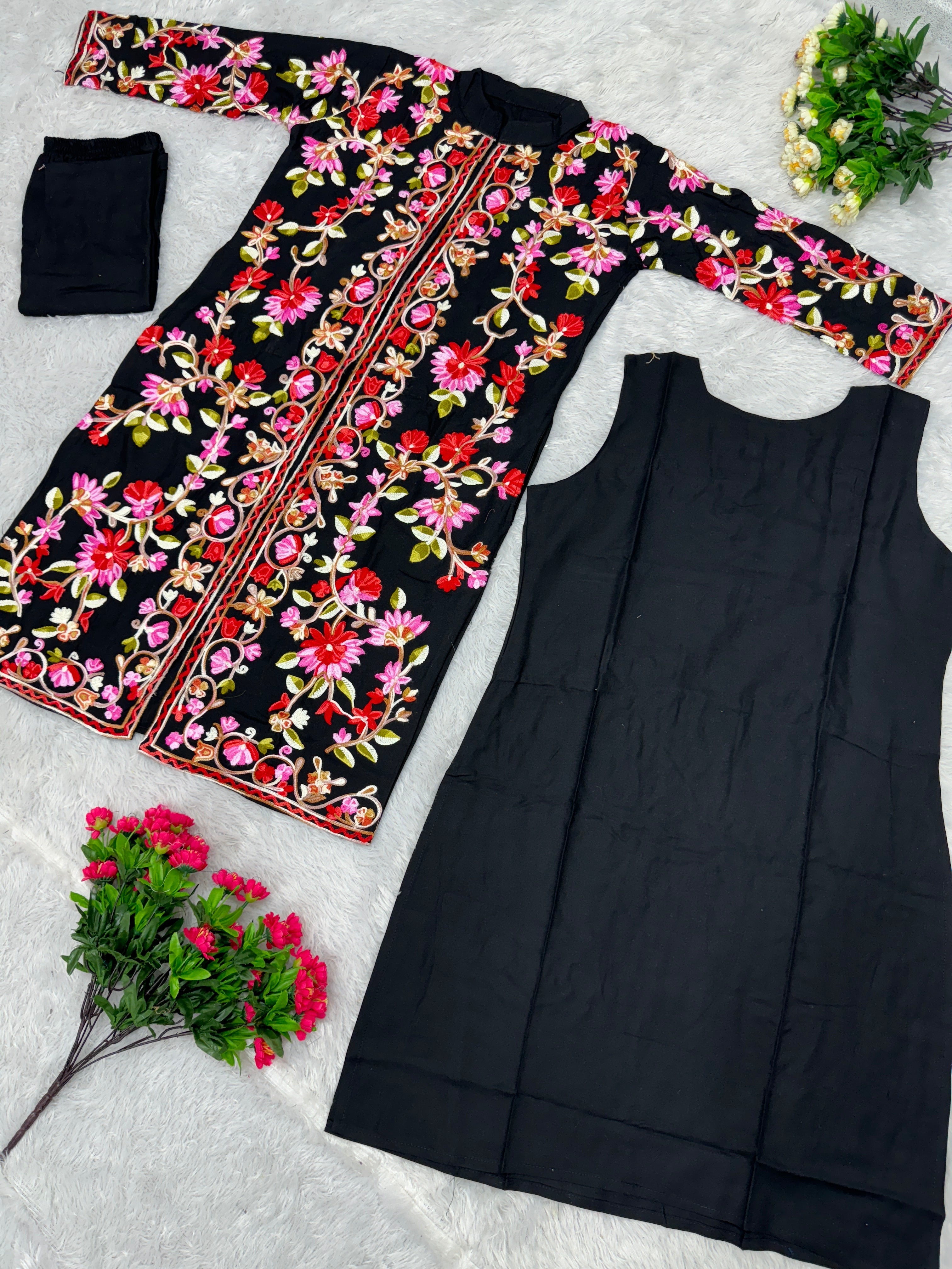 कश्मीरी कढ़ाई के साथ डिज़ाइनर सूट सेट