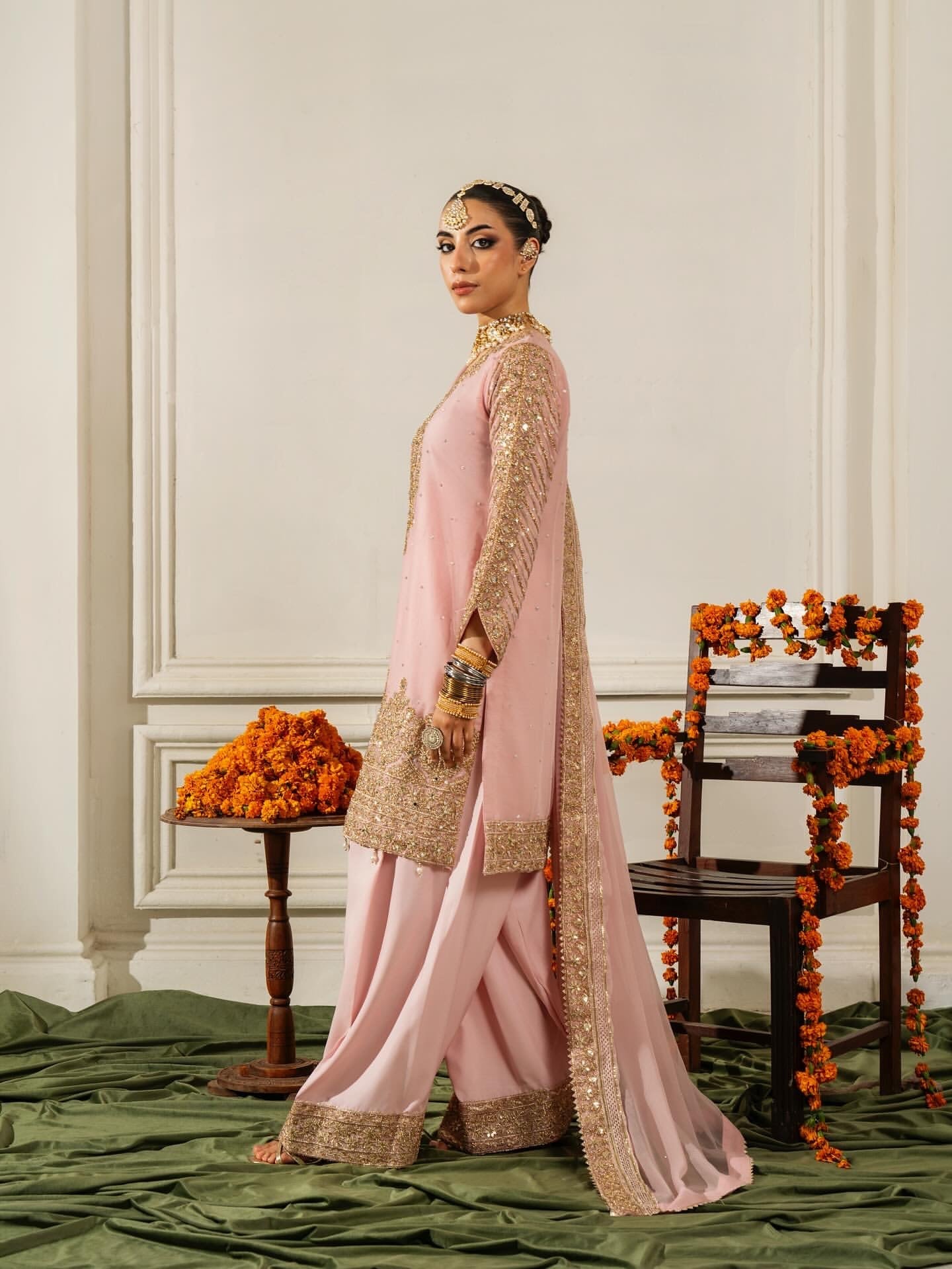 पार्टी वियर डिज़ाइनर सूट और बॉटम दुपट्टे के साथ