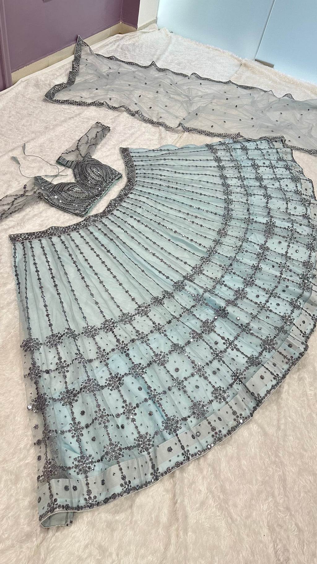 पार्टी वियर लुक लहंगा चोली सीक्वेंस वर्क के साथ