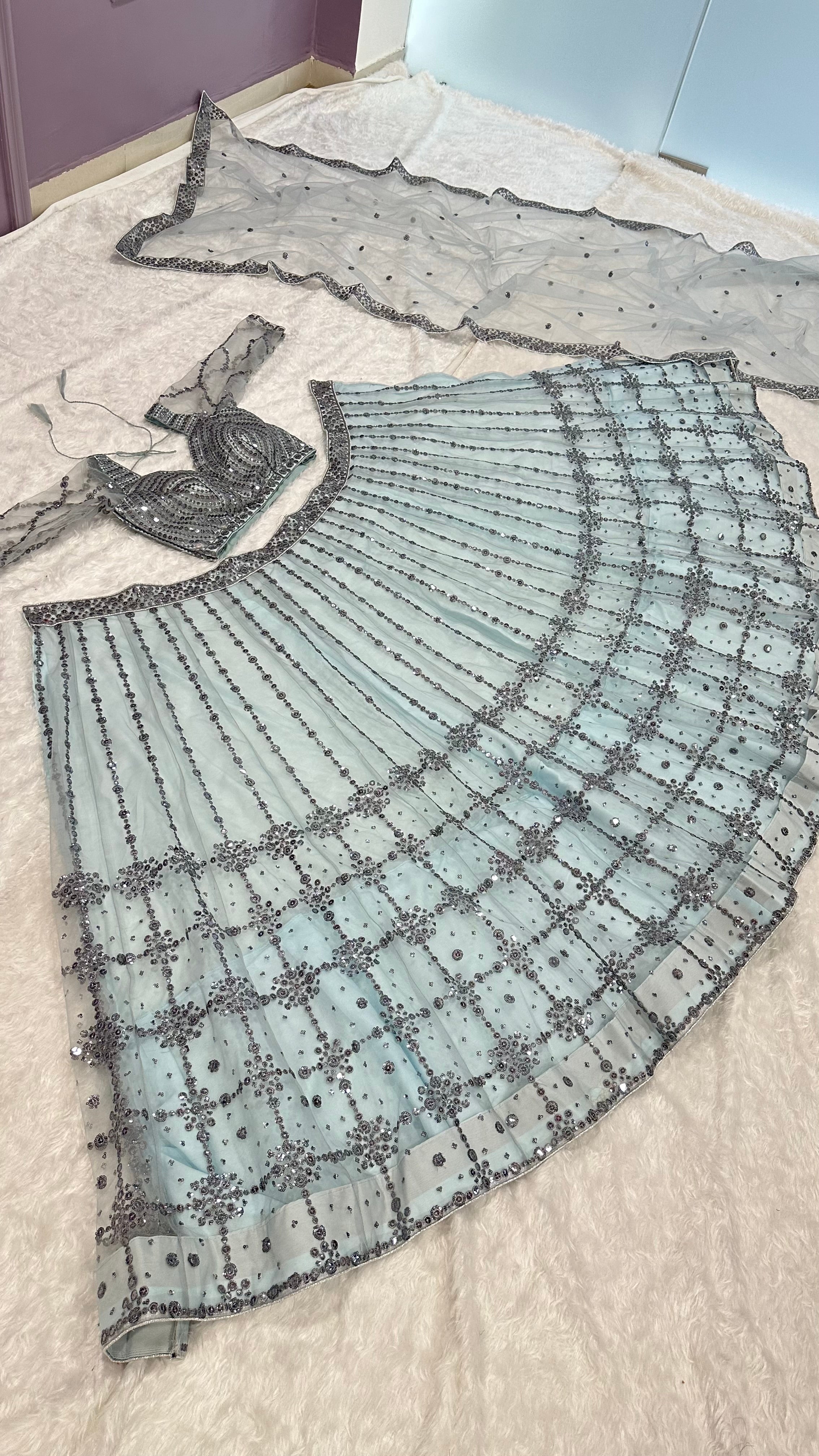 पार्टी वियर लुक लहंगा चोली सीक्वेंस वर्क के साथ