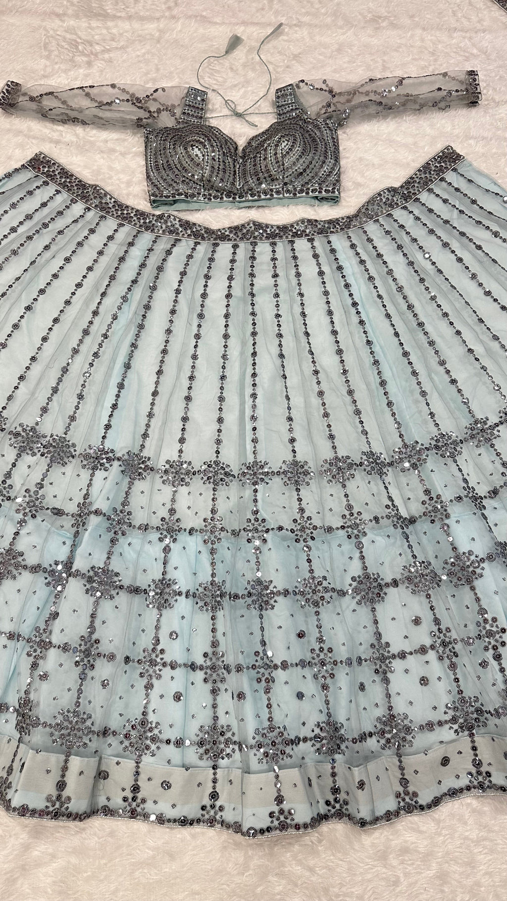 पार्टी वियर लुक लहंगा चोली सीक्वेंस वर्क के साथ