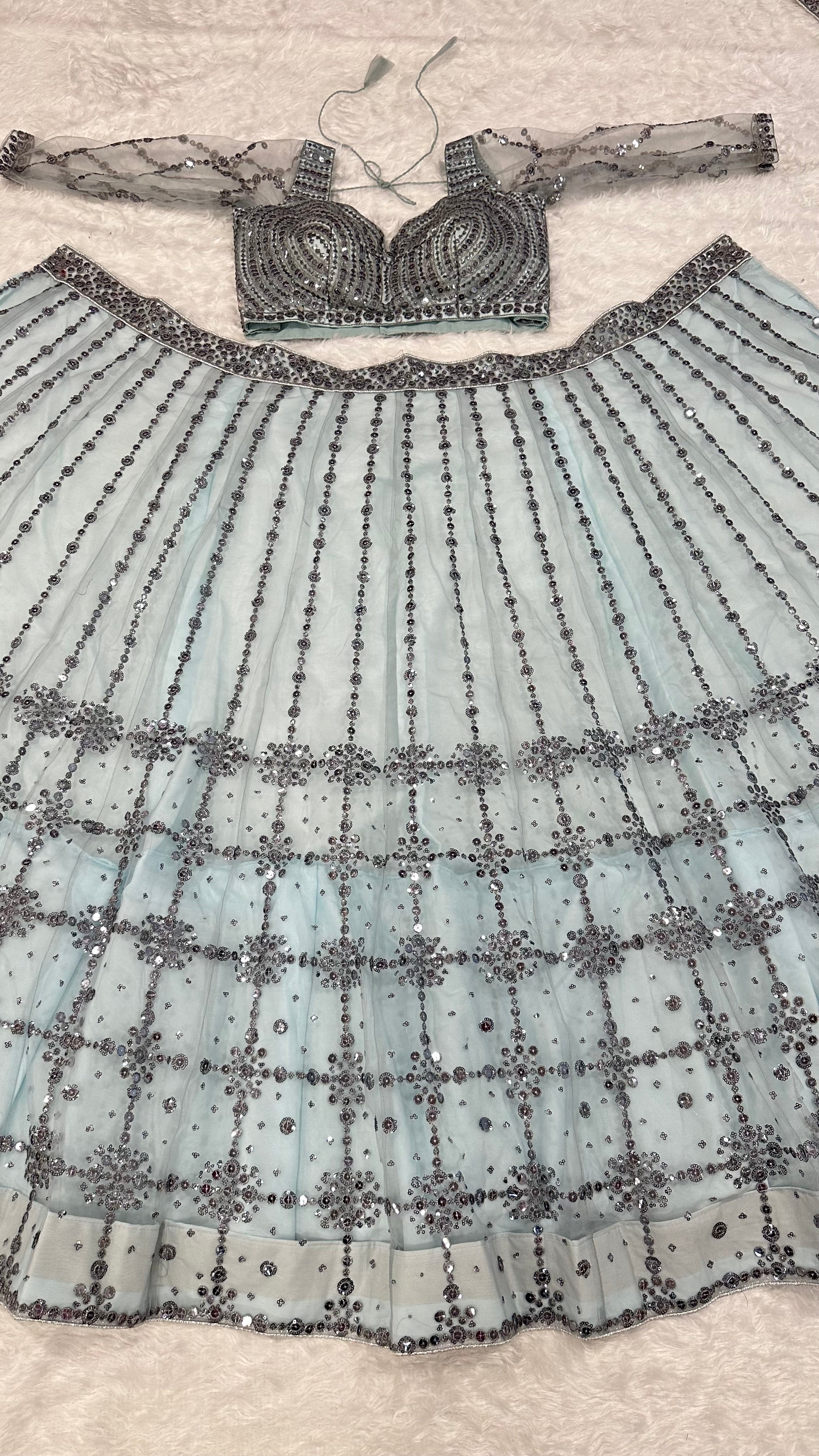 पार्टी वियर लुक लहंगा चोली सीक्वेंस वर्क के साथ