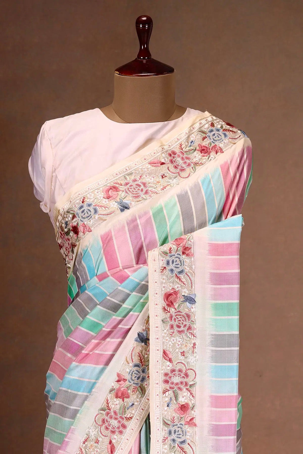 Beautiful Saree With Digital Prints & Embroidery Threads Work