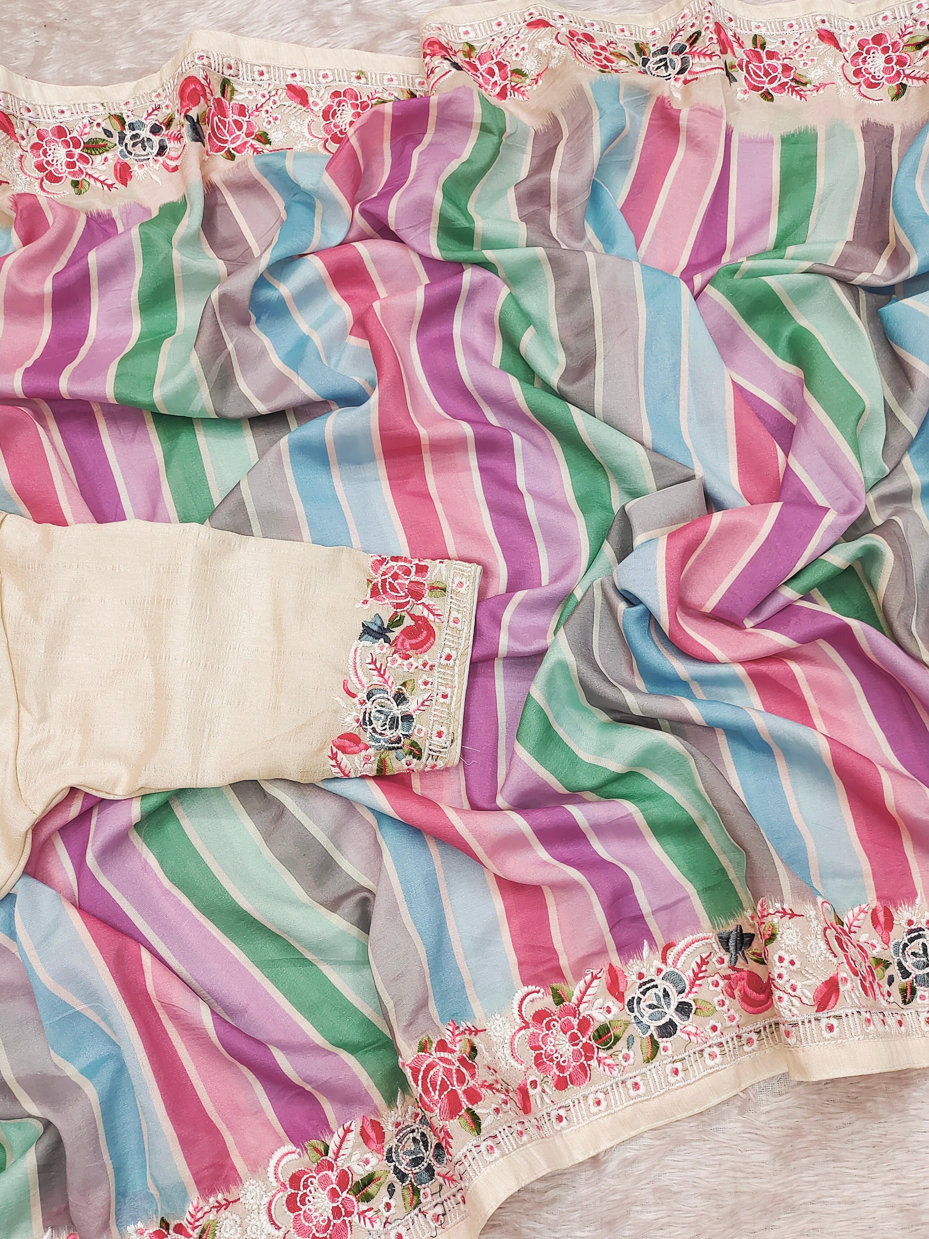 डिजिटल प्रिंट और कढ़ाई के धागों के काम वाली खूबसूरत साड़ी