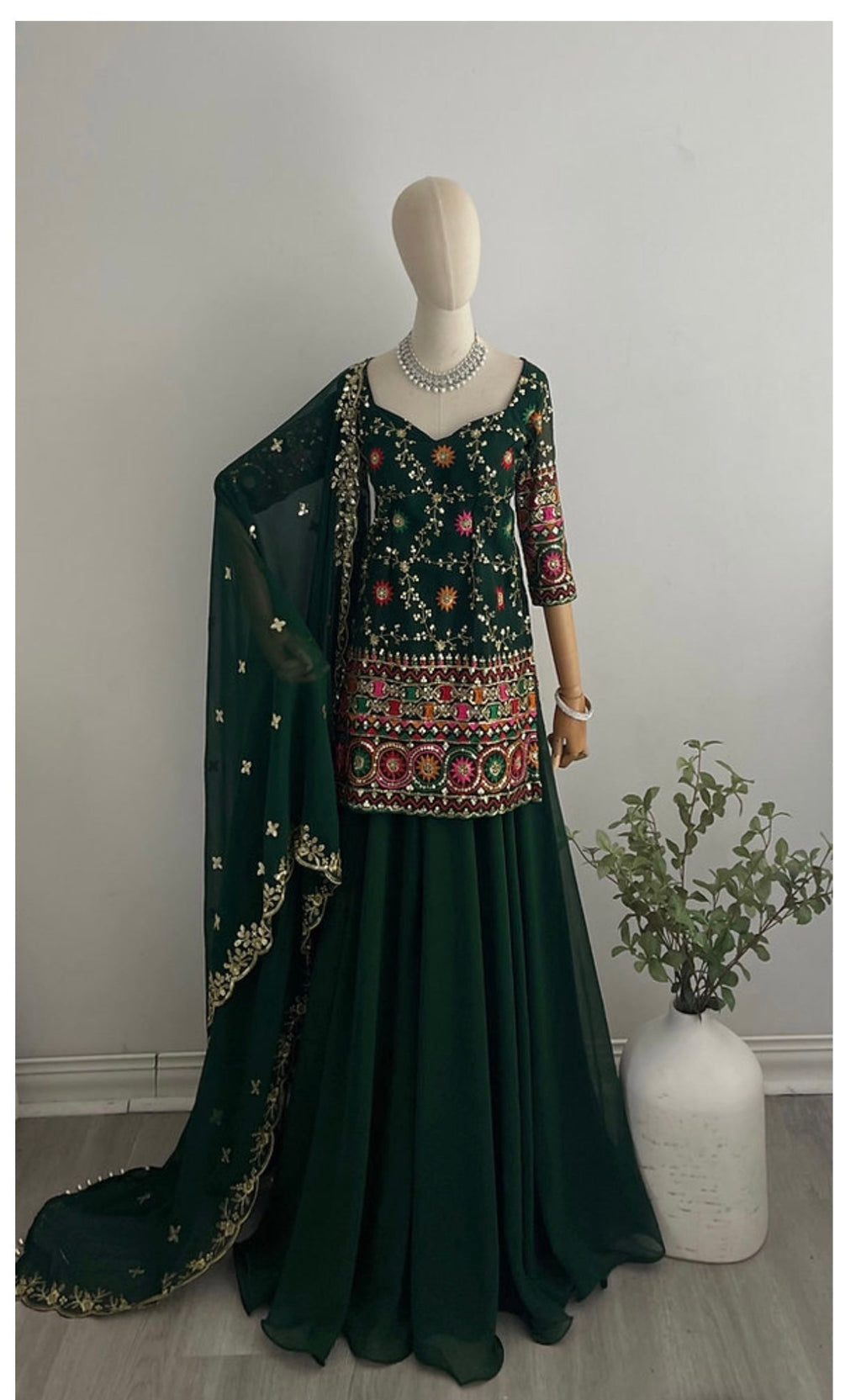 डिज़ाइनर पार्टी वियर लुक टॉप-सररा खूबसूरत दुपट्टे के साथ