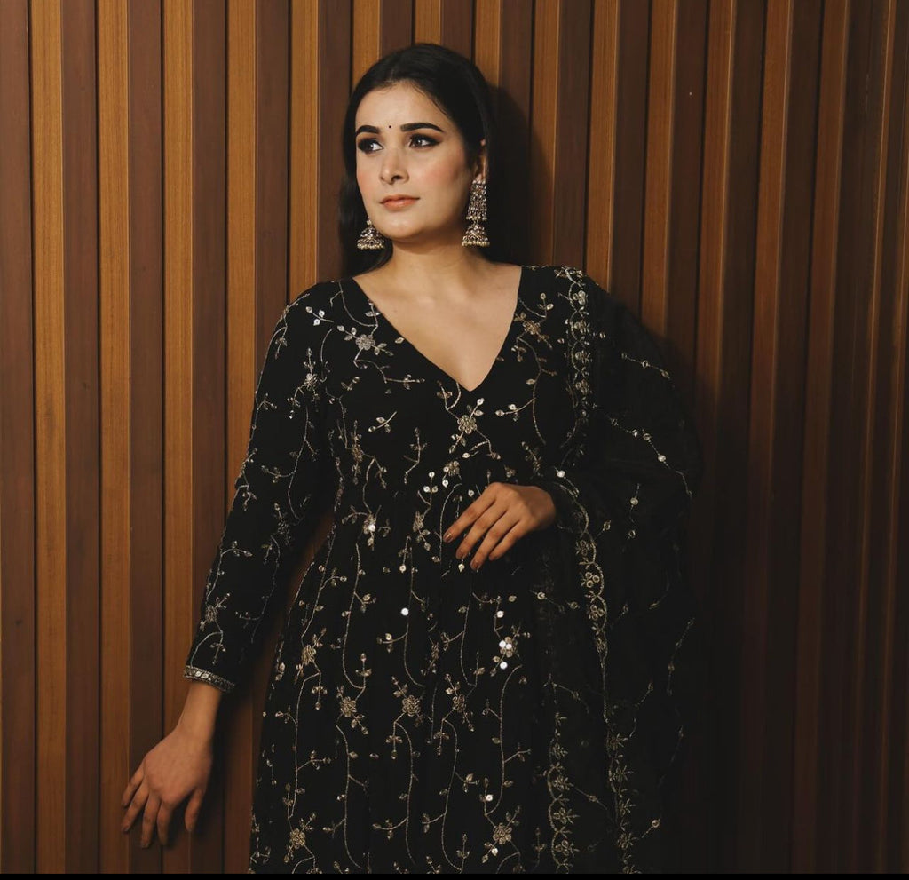 पेंट और दुपट्टे के साथ डिज़ाइनर पार्टी वियर गाउन