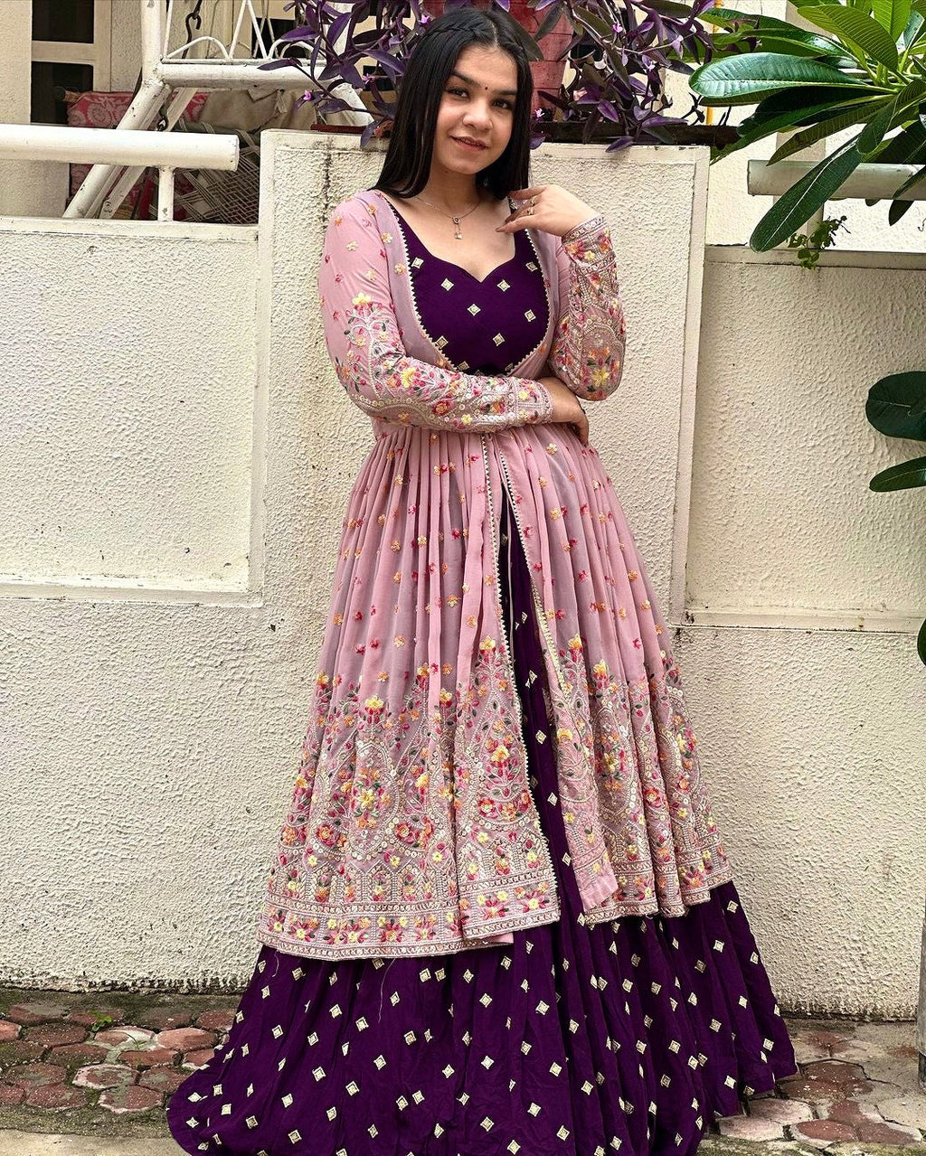 डिज़ाइनर पार्टी वियर लहंगा चोली और खूबसूरत कोटी