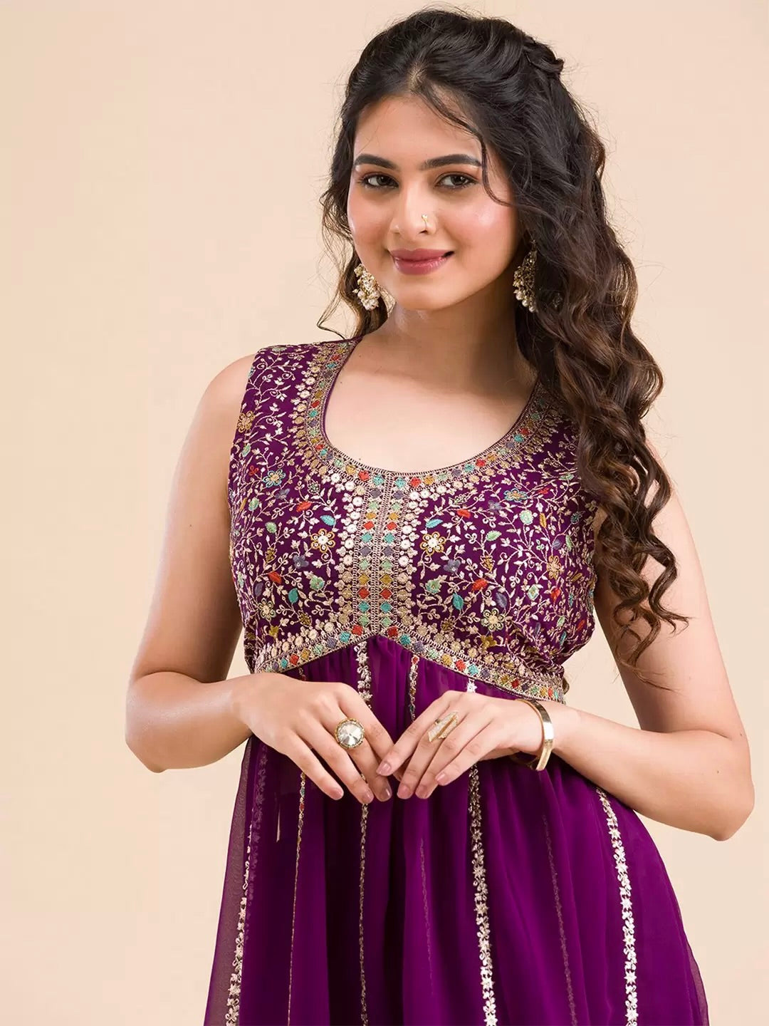 कढ़ाई धागे और सेक्विन वर्क के साथ पार्टी वियर सूट सेट