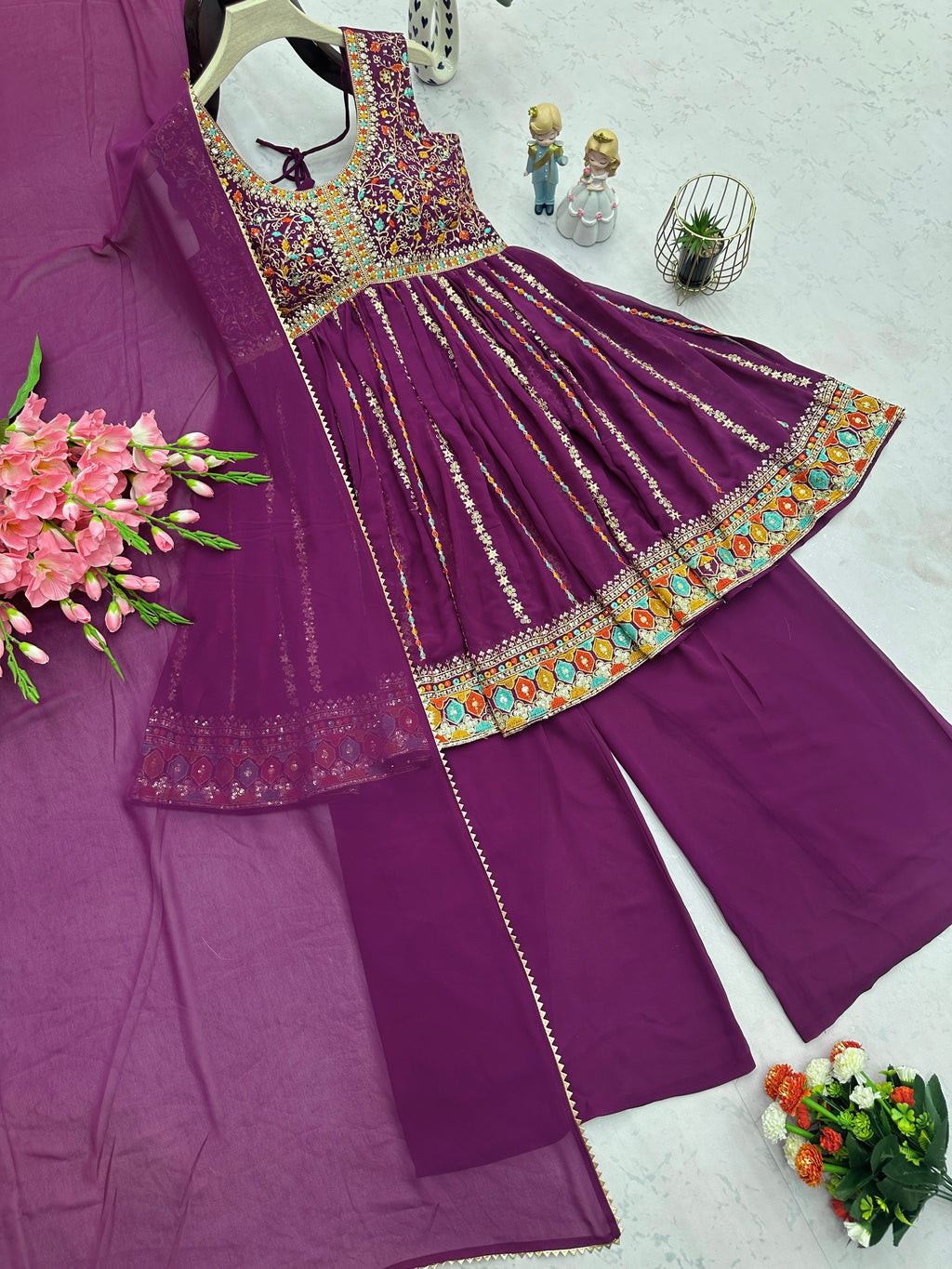 कढ़ाई धागे और सेक्विन वर्क के साथ पार्टी वियर सूट सेट