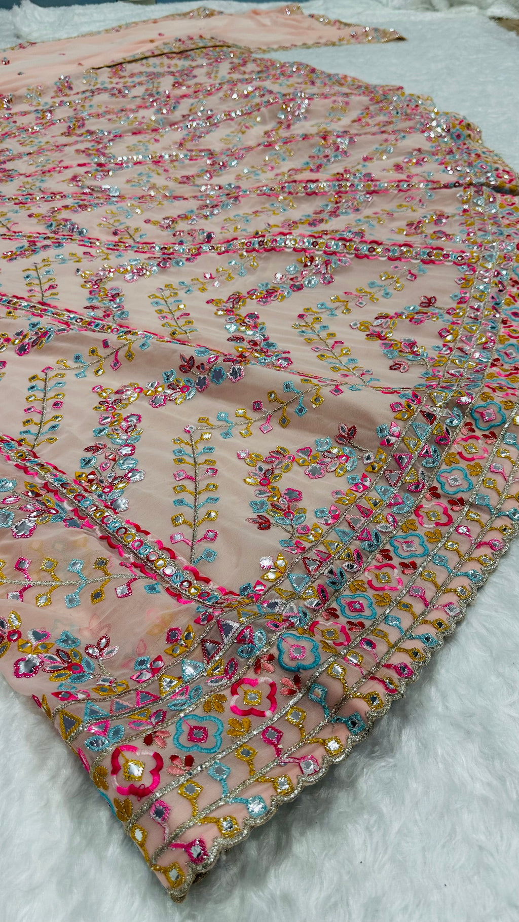 पेपर मिरर वर्क के साथ डिज़ाइनर पार्टी वियर लहंगा चोली