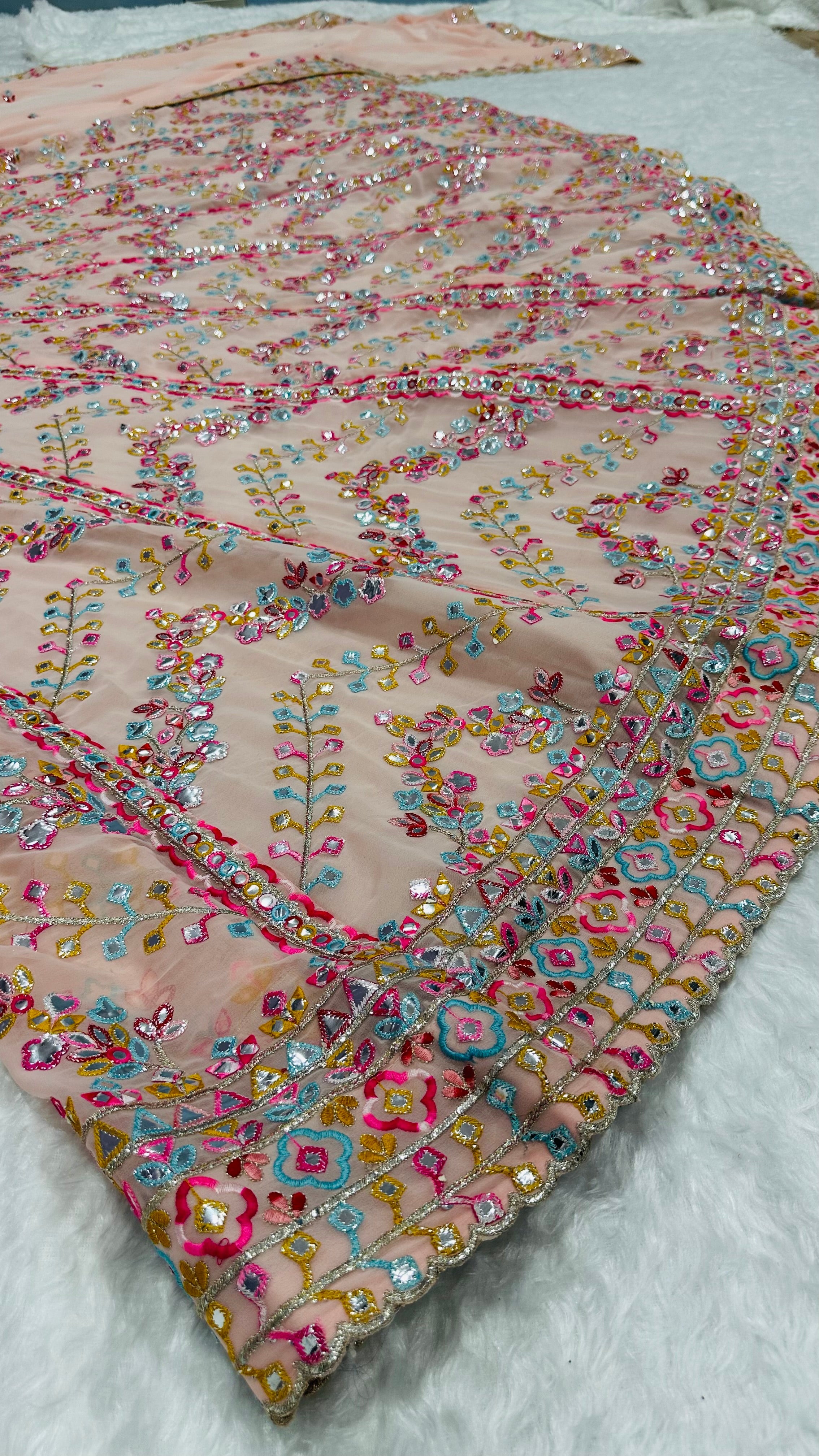 पेपर मिरर वर्क के साथ डिज़ाइनर पार्टी वियर लहंगा चोली